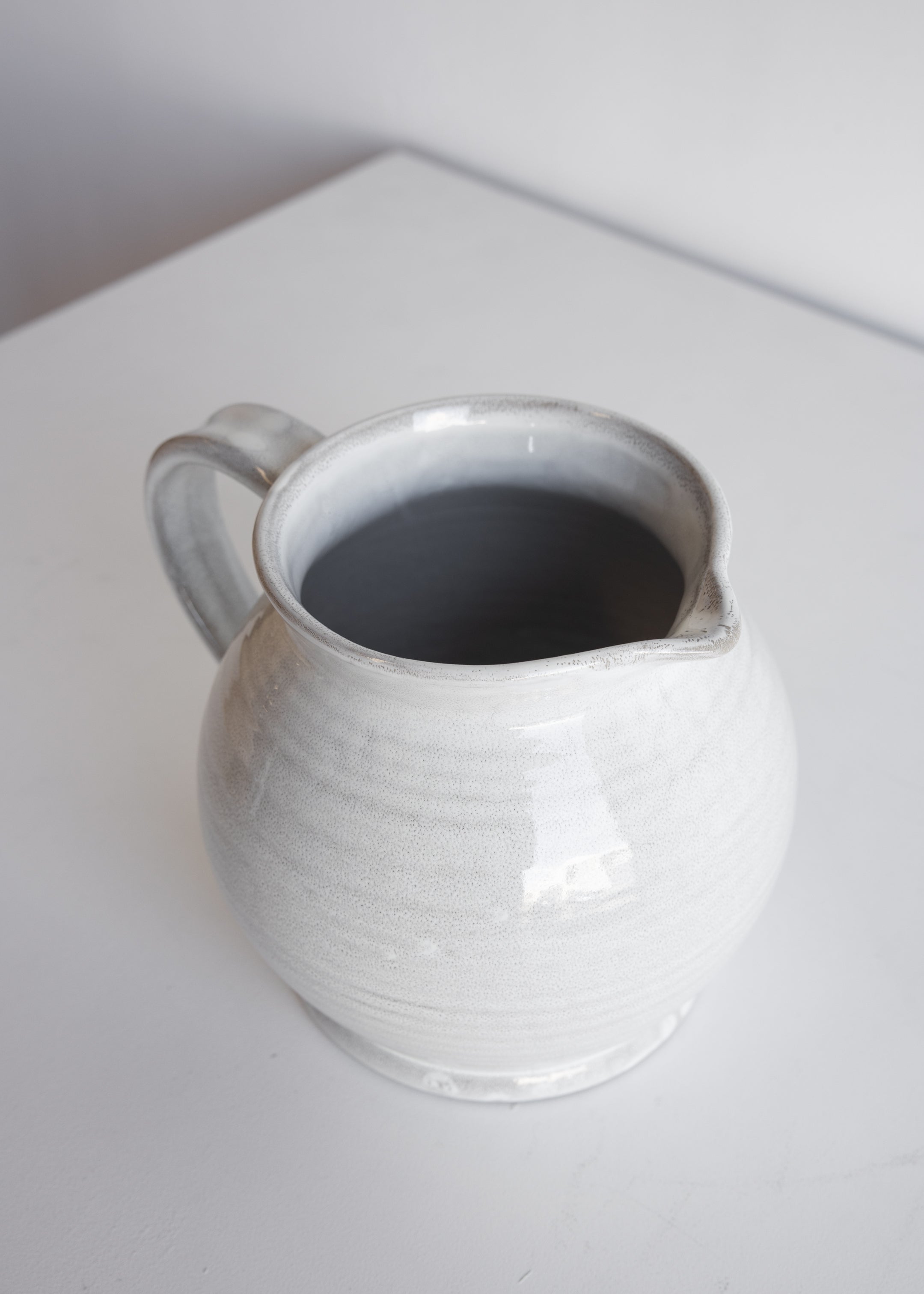 Heirloom Jug Round / Snow
