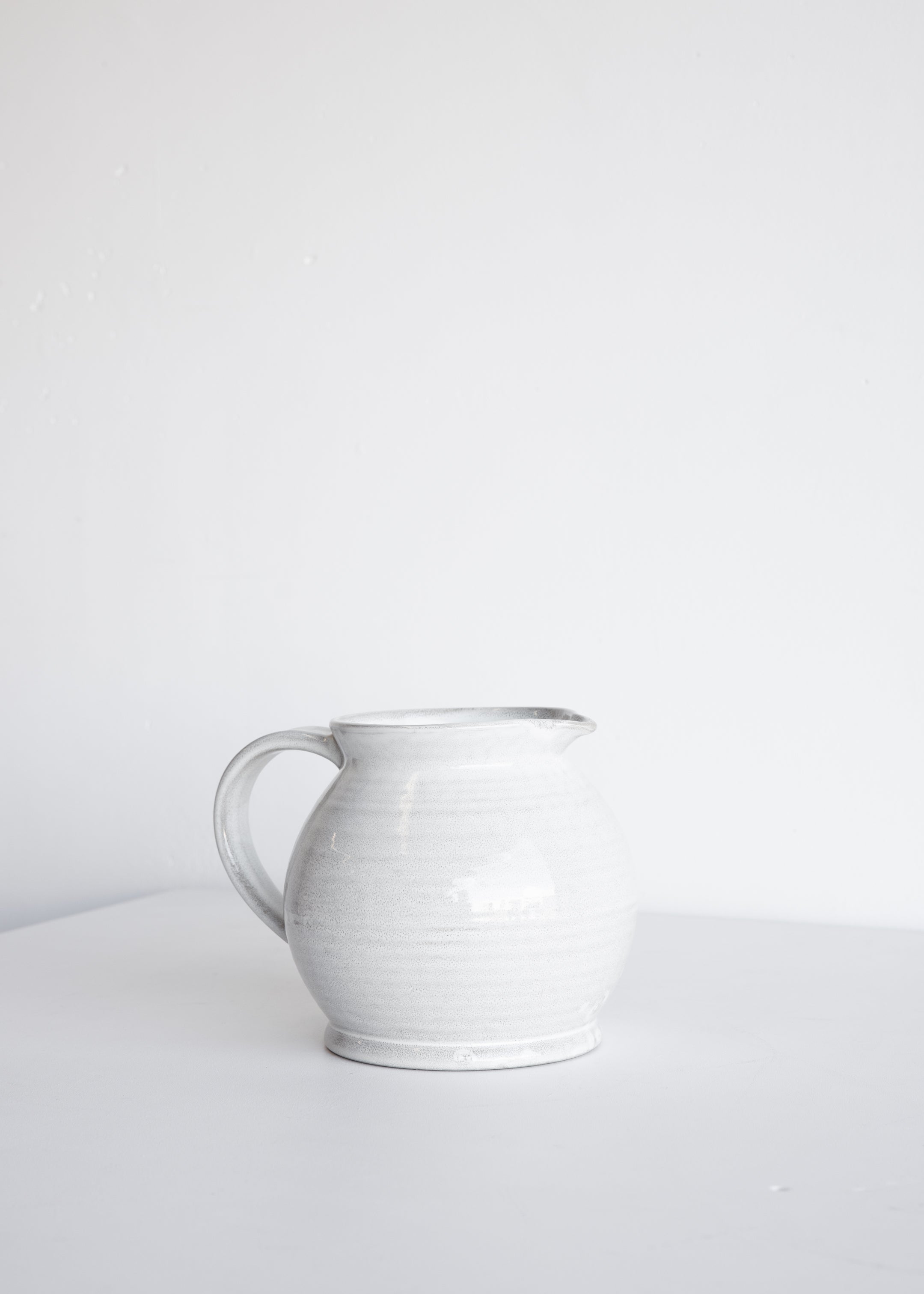 Heirloom Jug Round / Snow