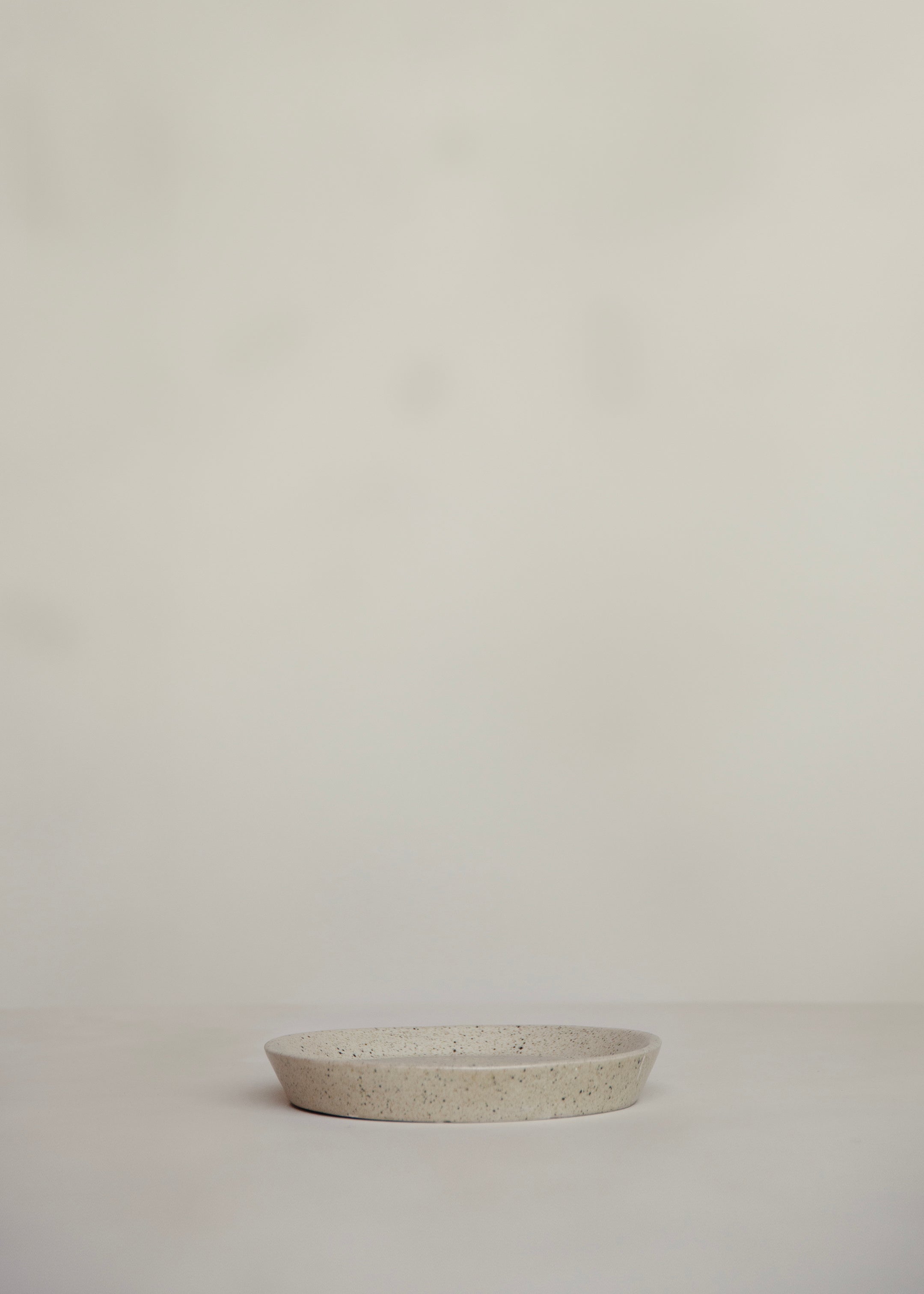 Kirana Plate / Speckled Cream