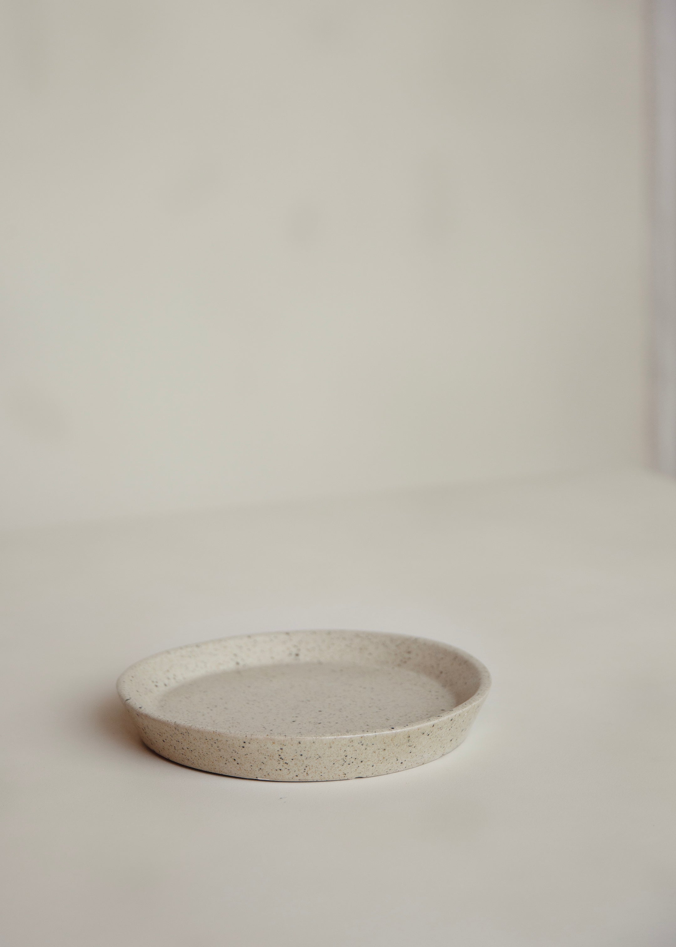 Kirana Plate / Speckled Cream