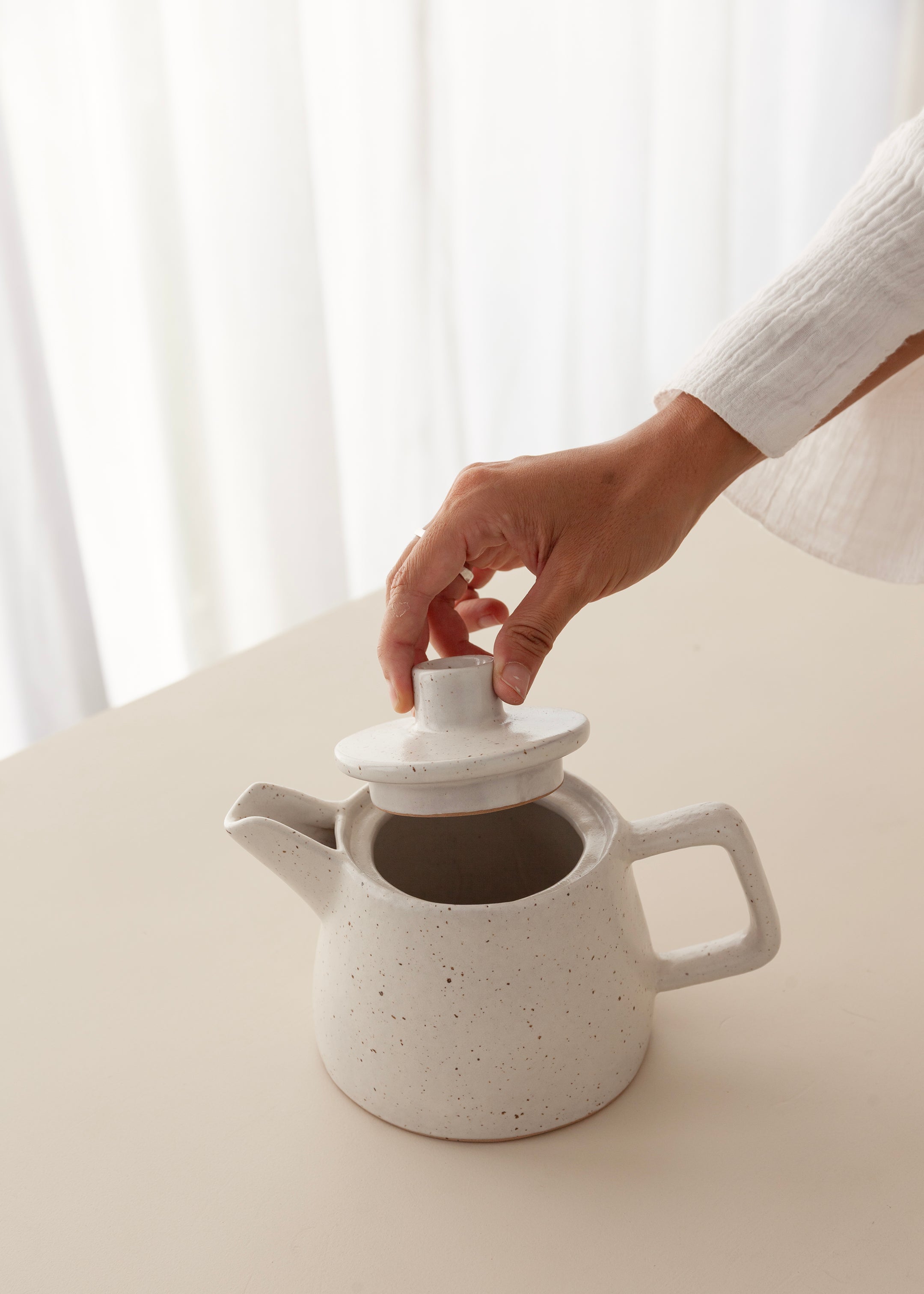 Jiwa Tea Pot / Speckled White