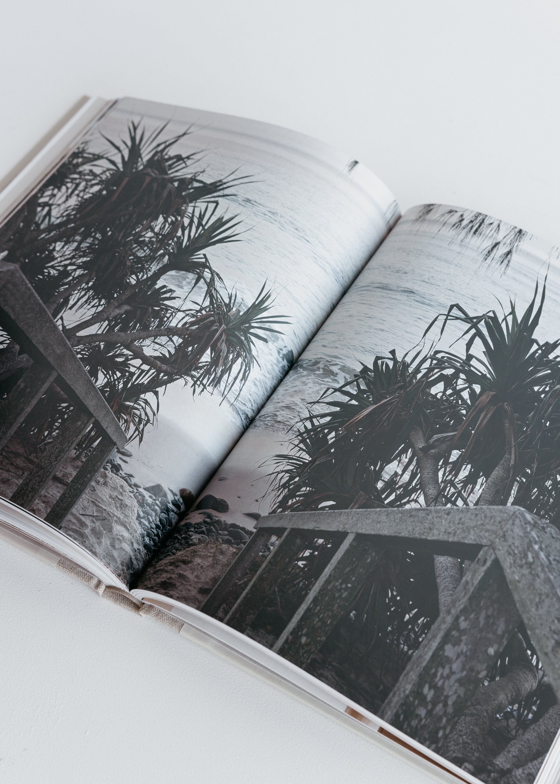 Home By The Sea / The Surf Shacks And Hinterland Hideaways Of Byron Bay