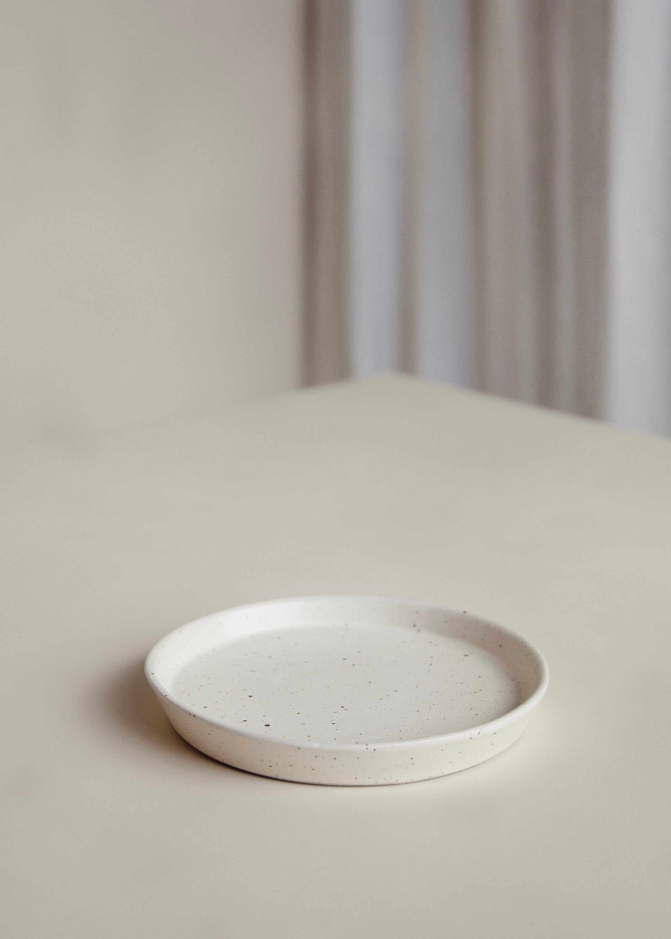 Kirana Plate / Speckled White