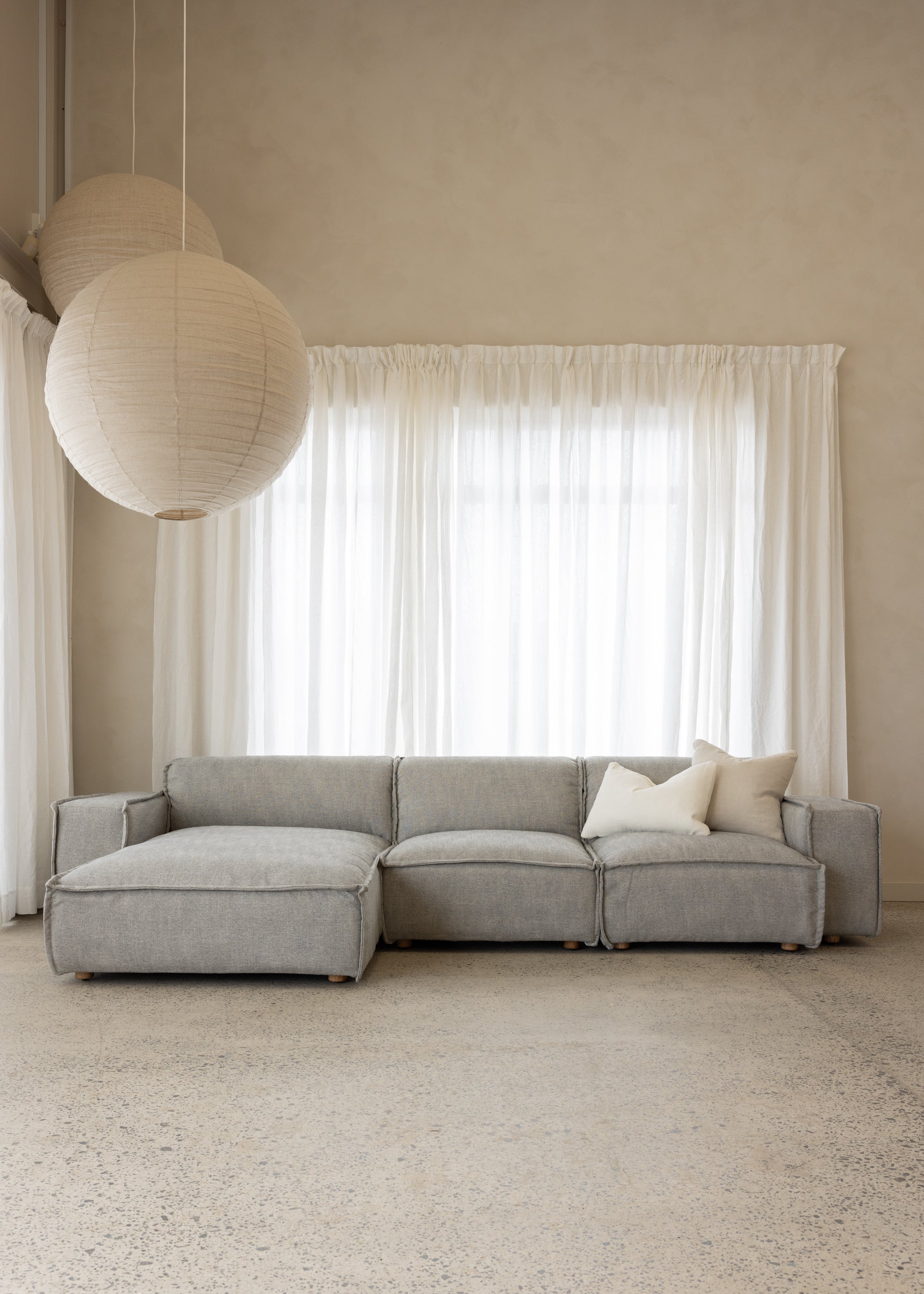 Brownsville L Sofa Right With Armrests / Santa Monica Smooth Grey