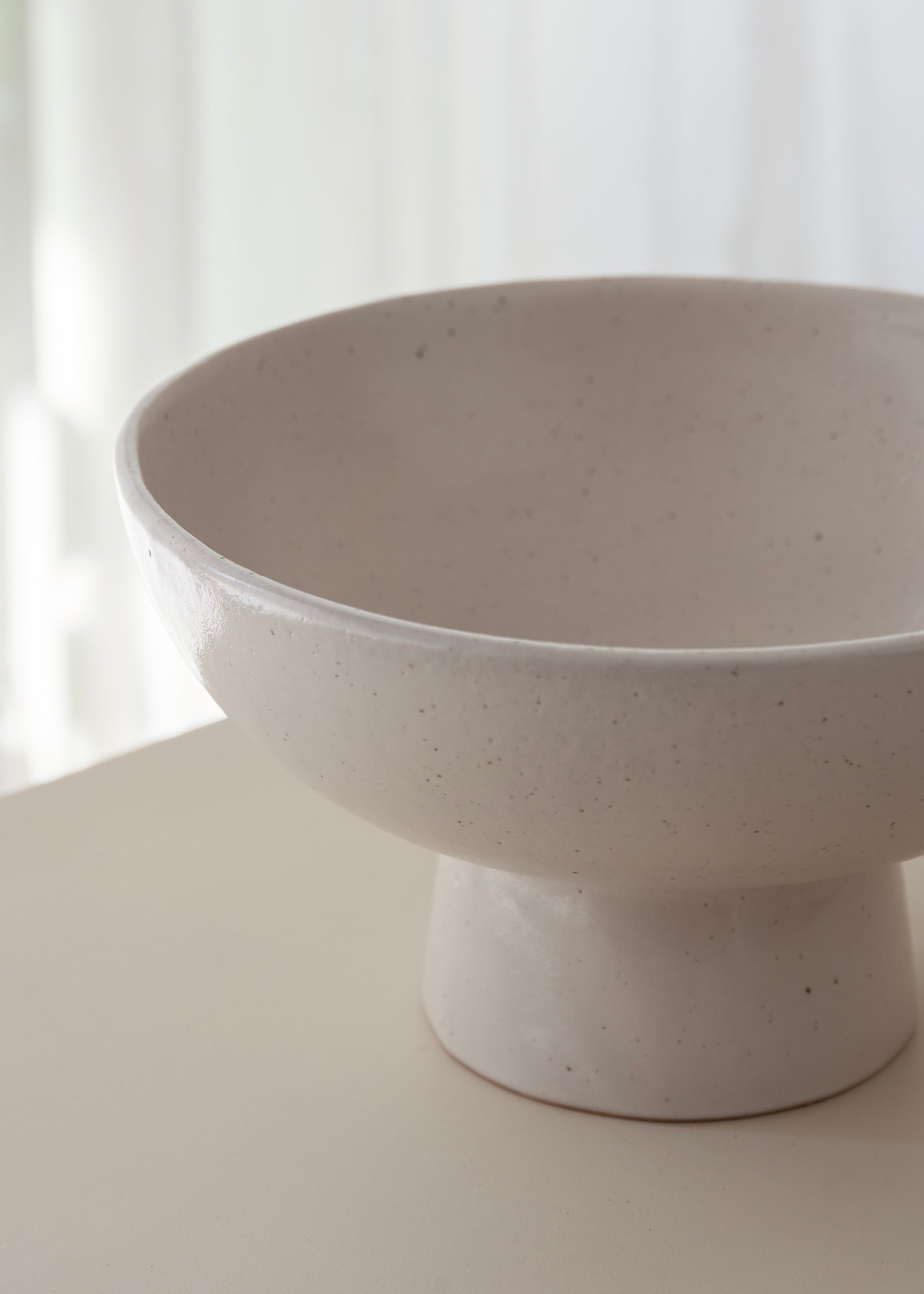 Lara Pedestal Bowl / Speckled White