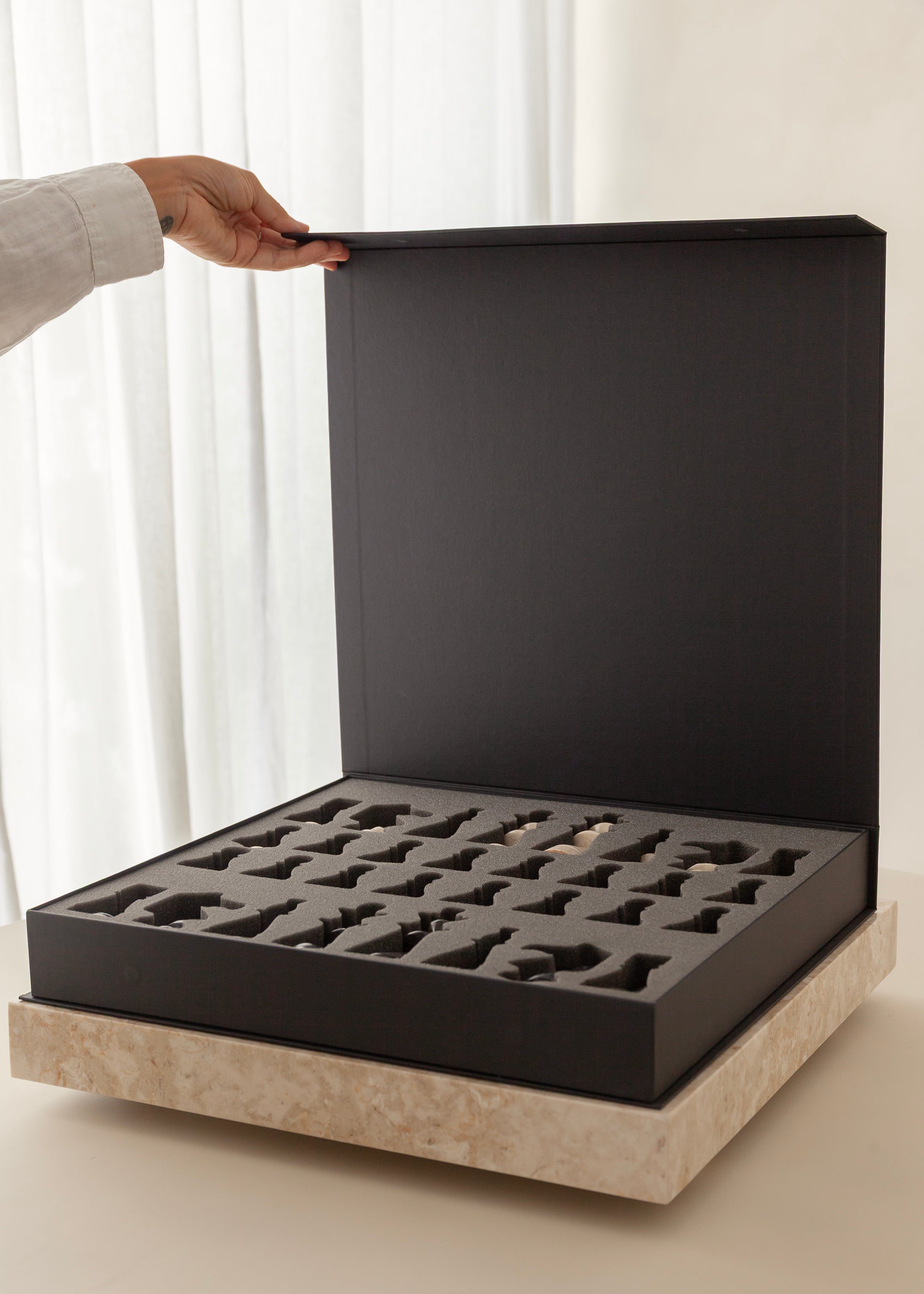 Maku Marble Chess Set / Cream and Black