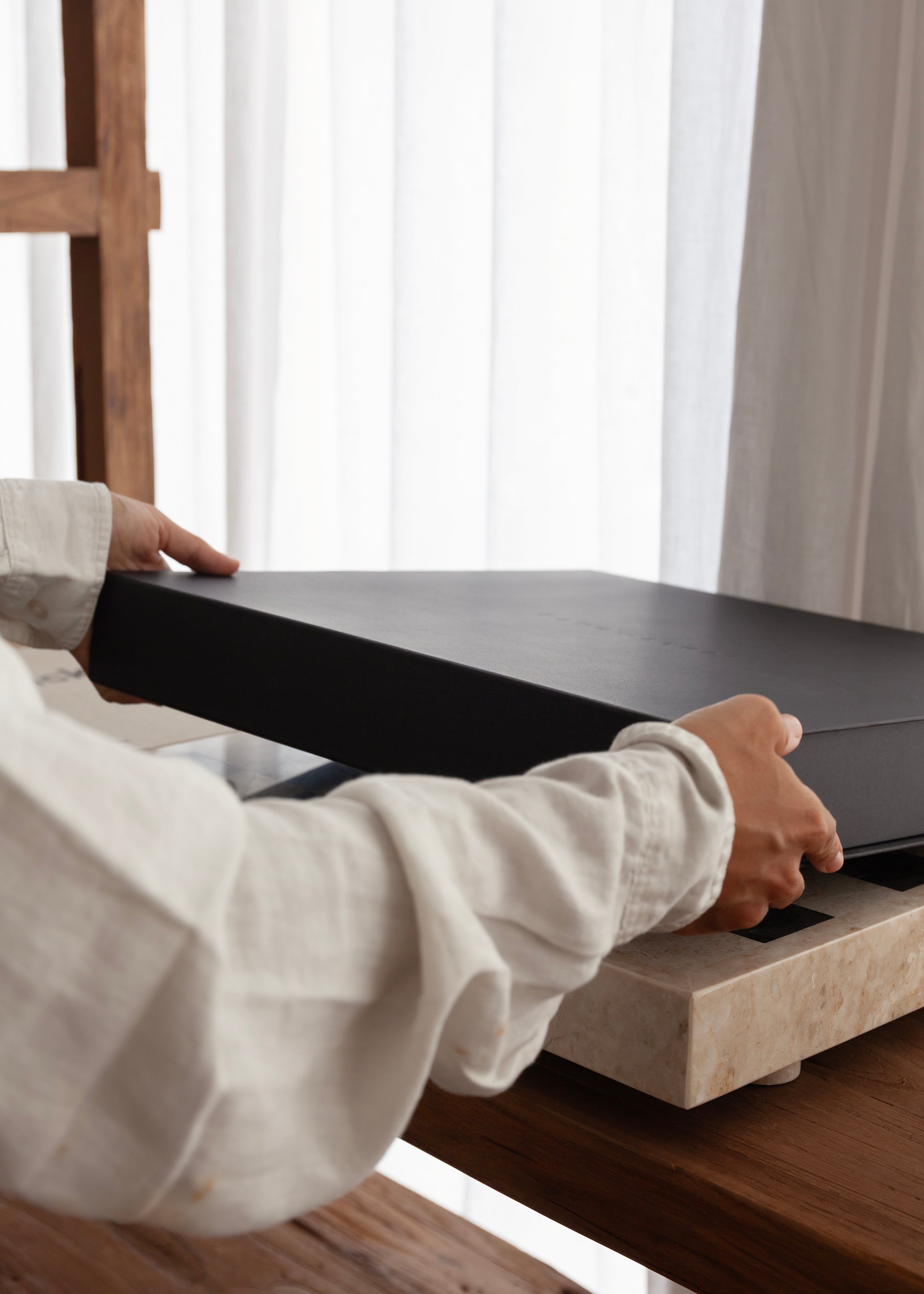 Maku Marble Chess Set / Cream and Black