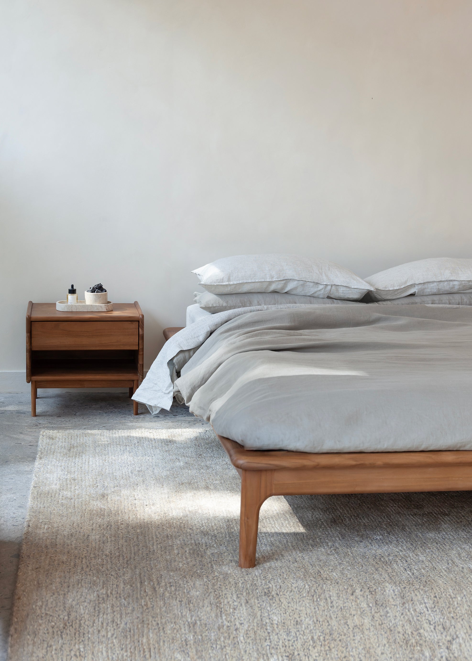 Noah Bed / Dark Teak