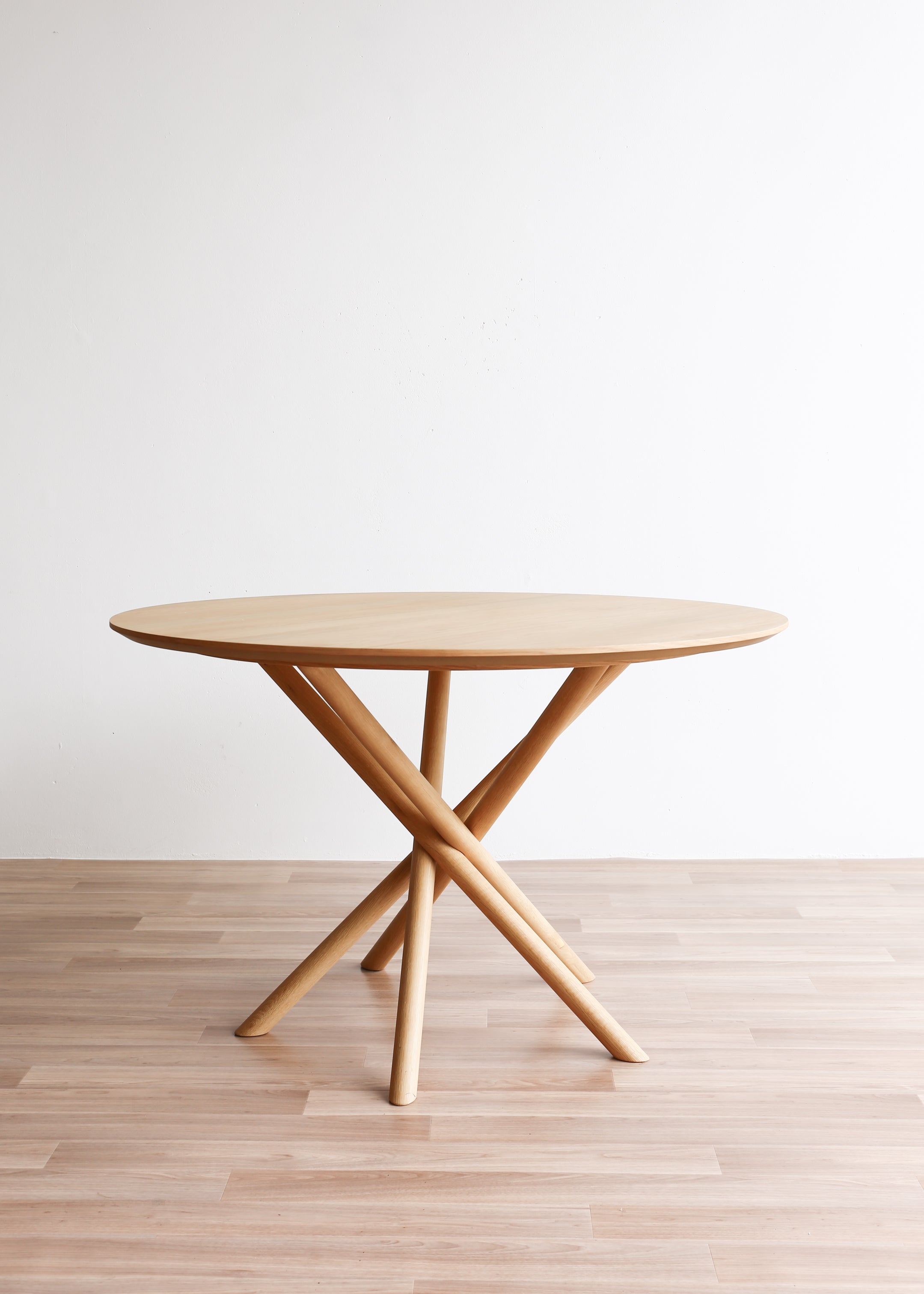 Harper Round Dining Table / Oak