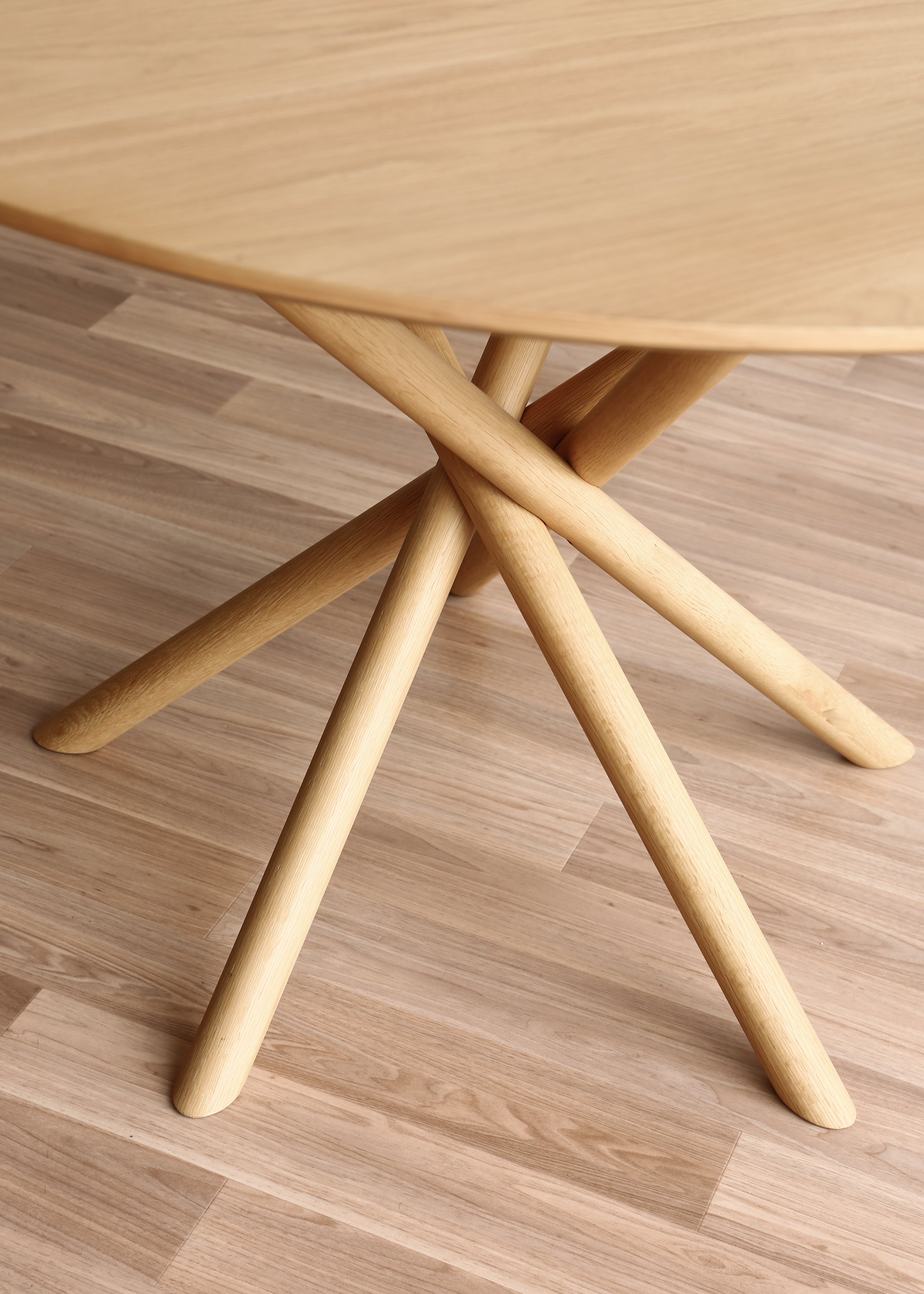 Harper Round Dining Table / Oak