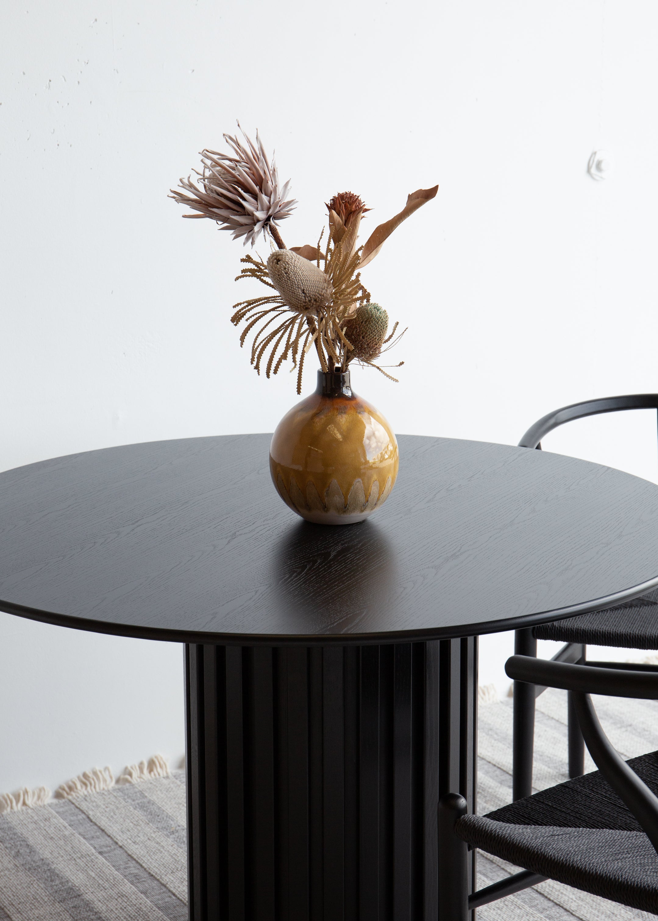 Sophie Round Dining Table / Black