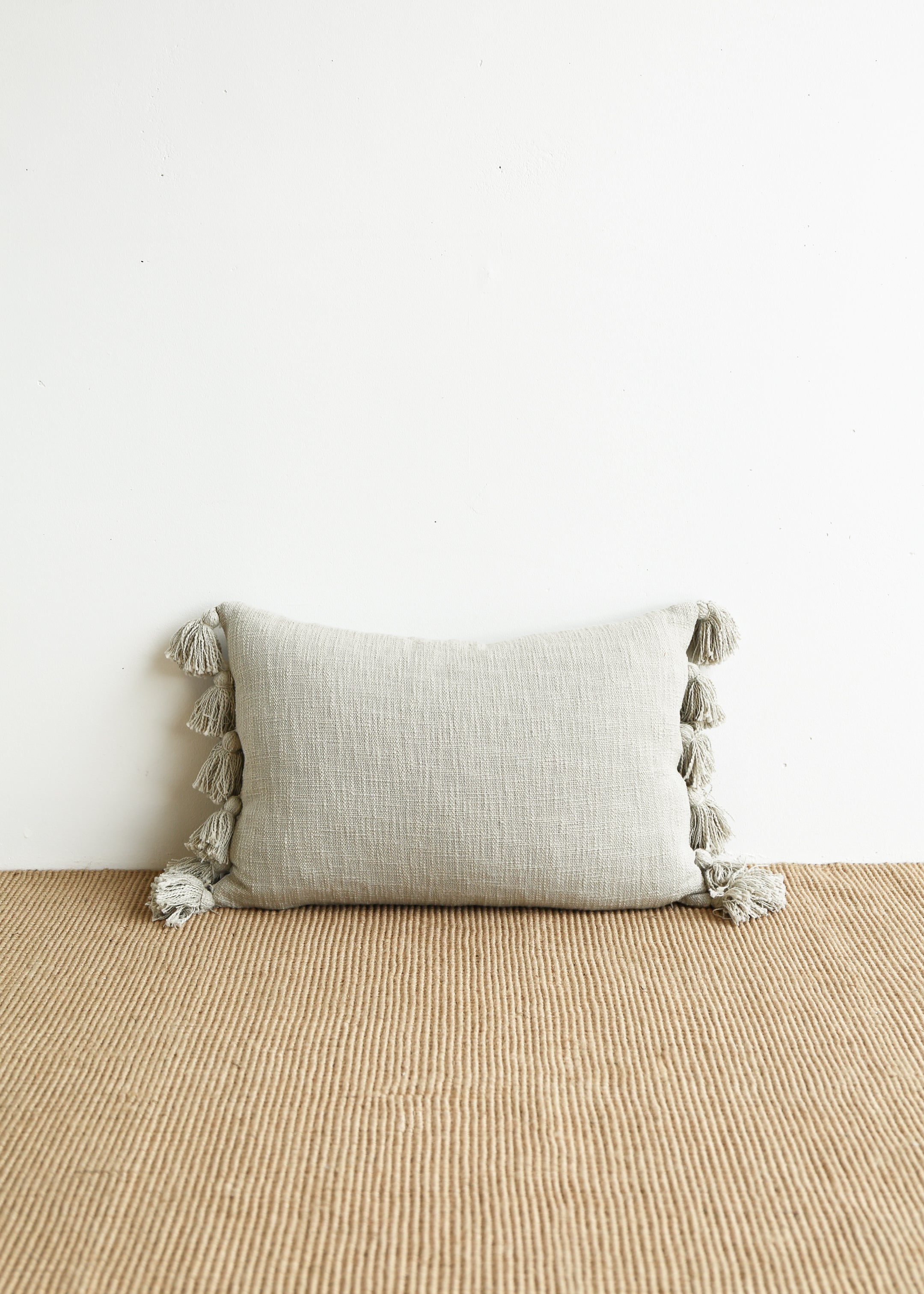 Madam Stoltz Cushion Cover w Tassels 40x60 / Eucalyptus