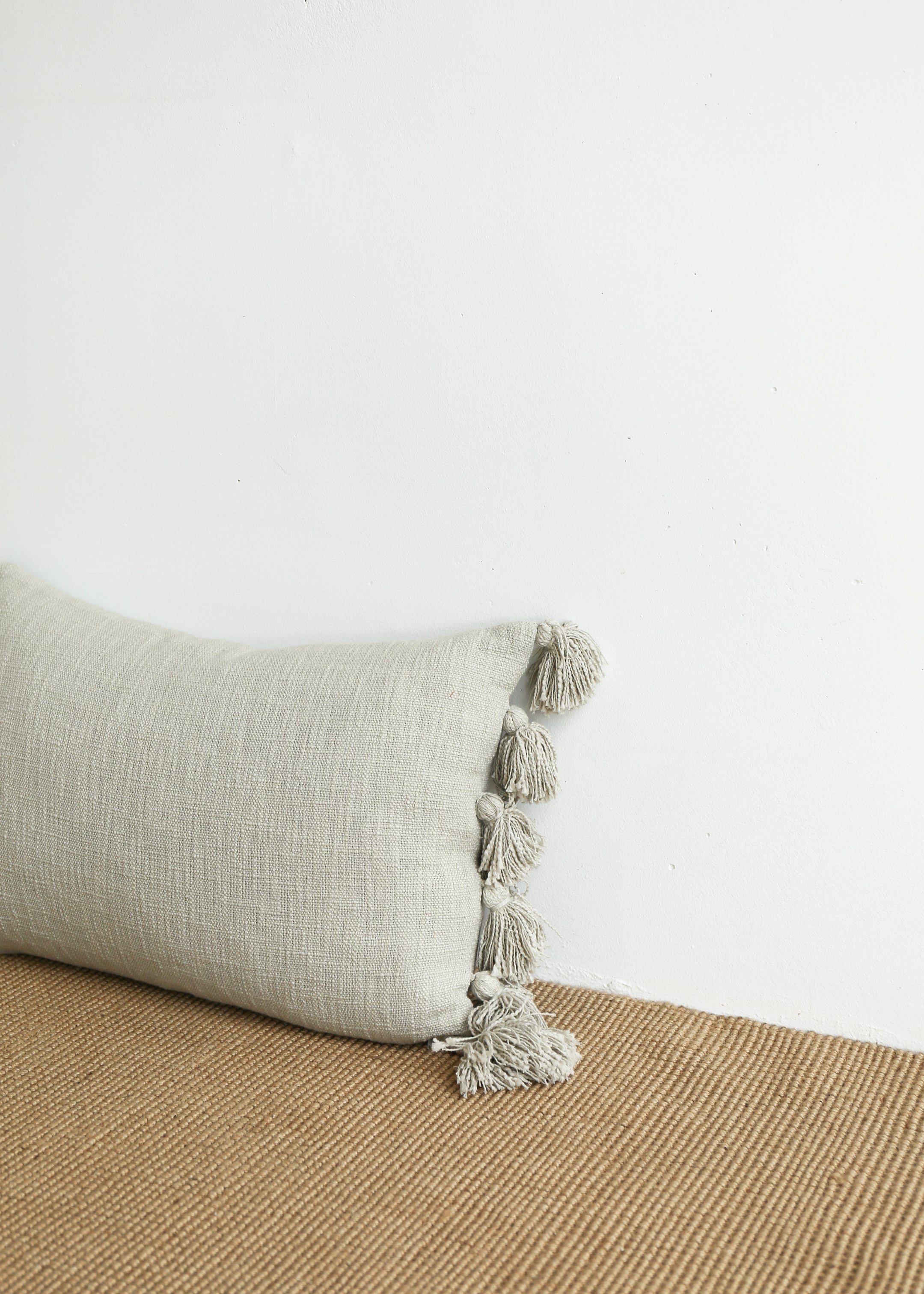 Madam Stoltz Cushion Cover w Tassels 40x60 / Eucalyptus