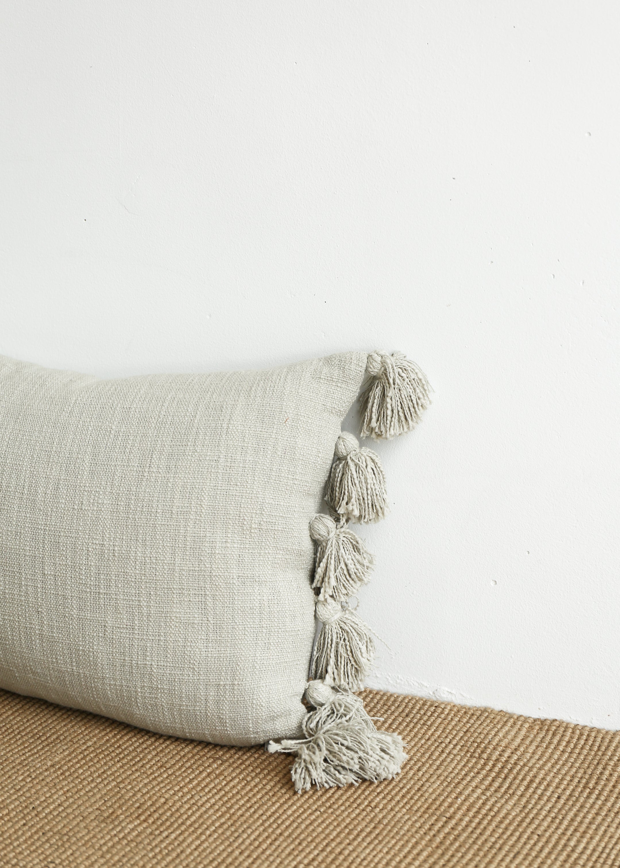 Madam Stoltz Cushion Cover w Tassels 40x60 / Eucalyptus