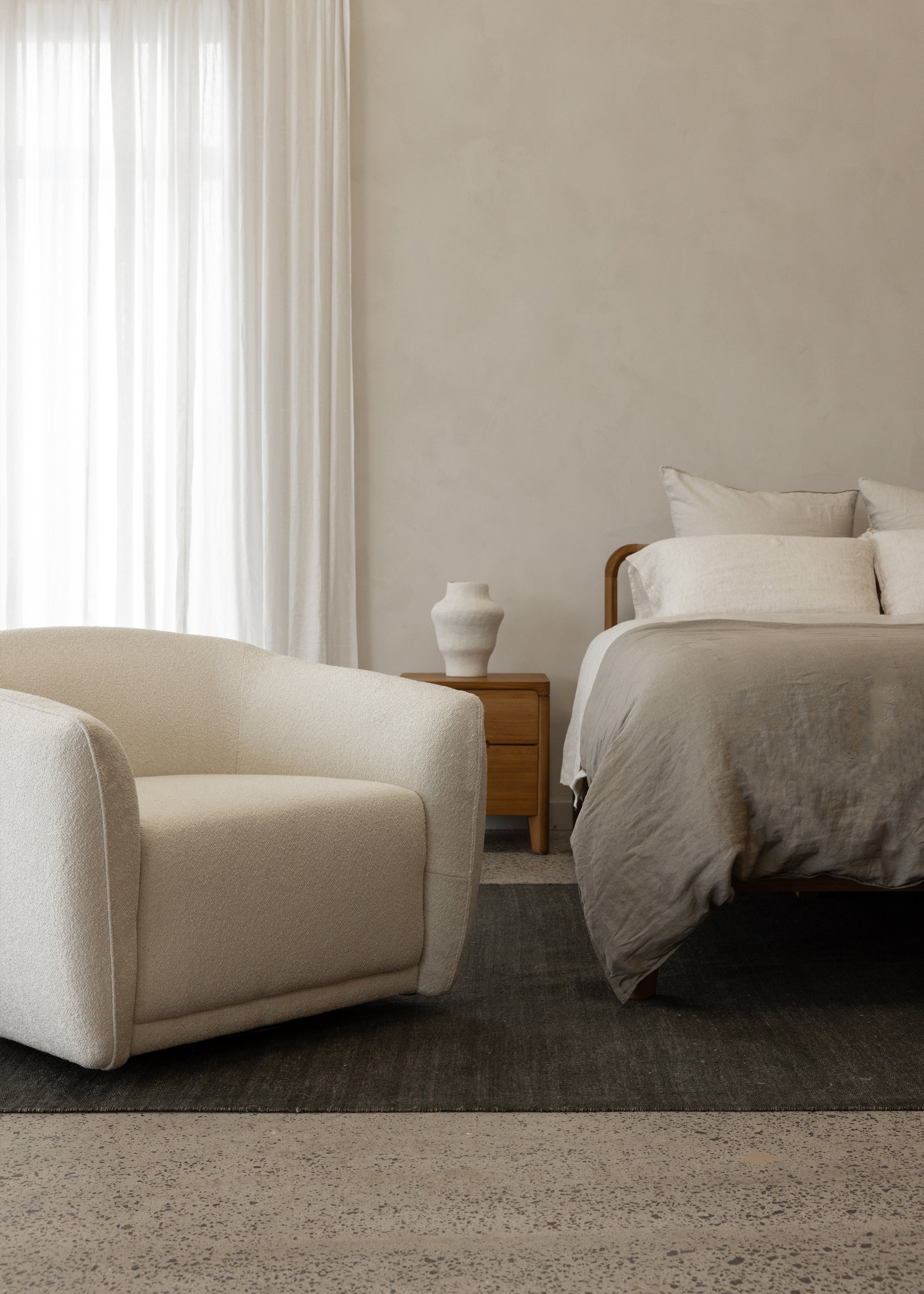 Blake Swivel Armchair / Ivory