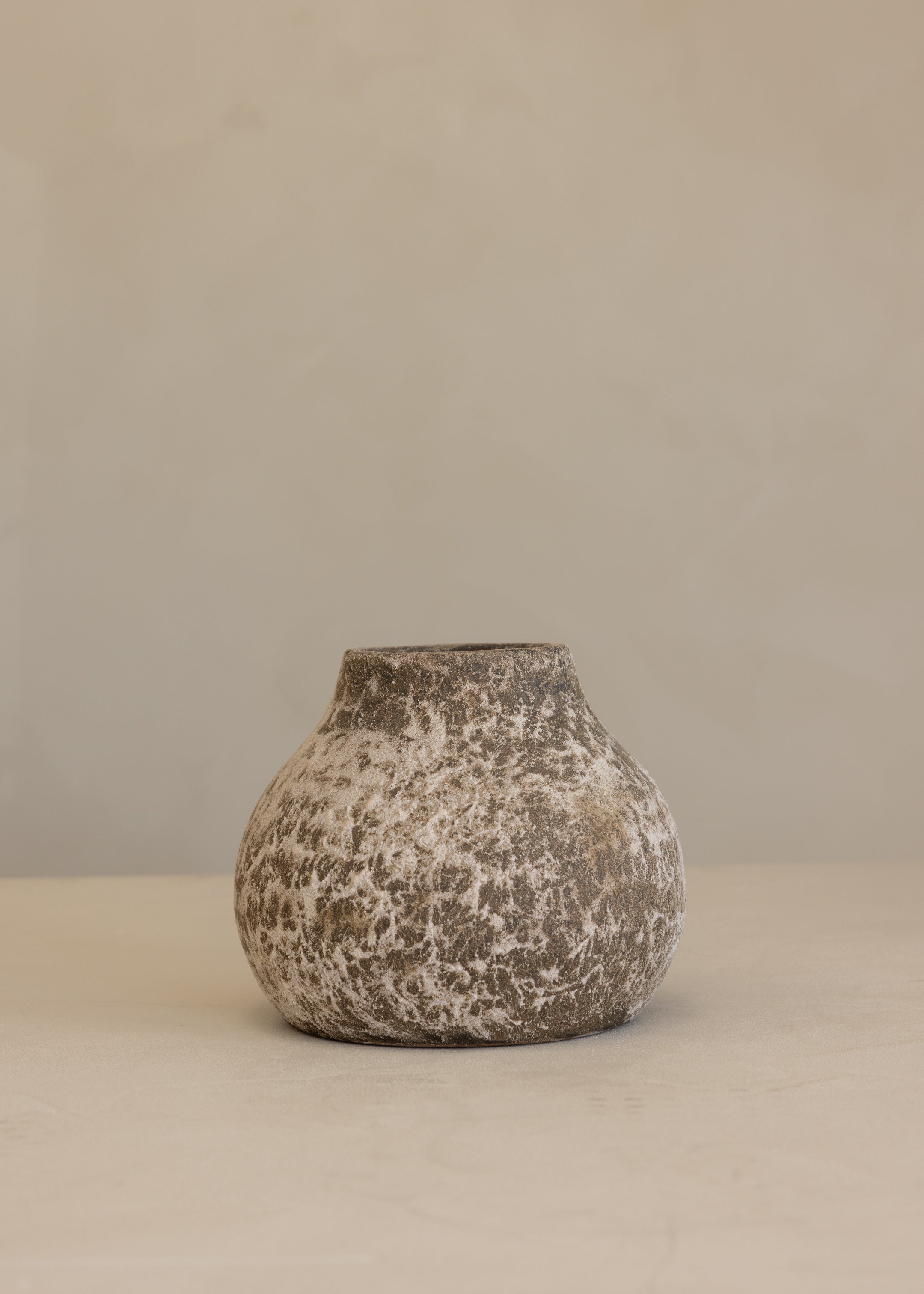 Earthenware Round Vessel / Aged Natural