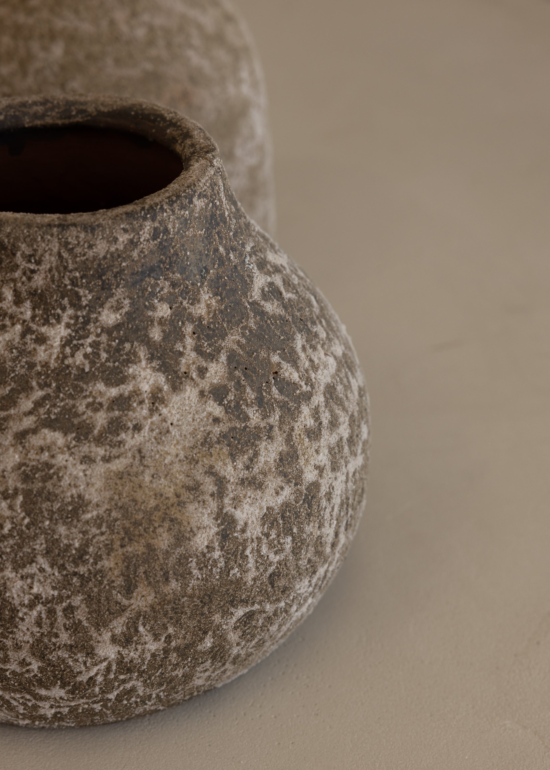 Earthenware Round Vessel / Aged Natural