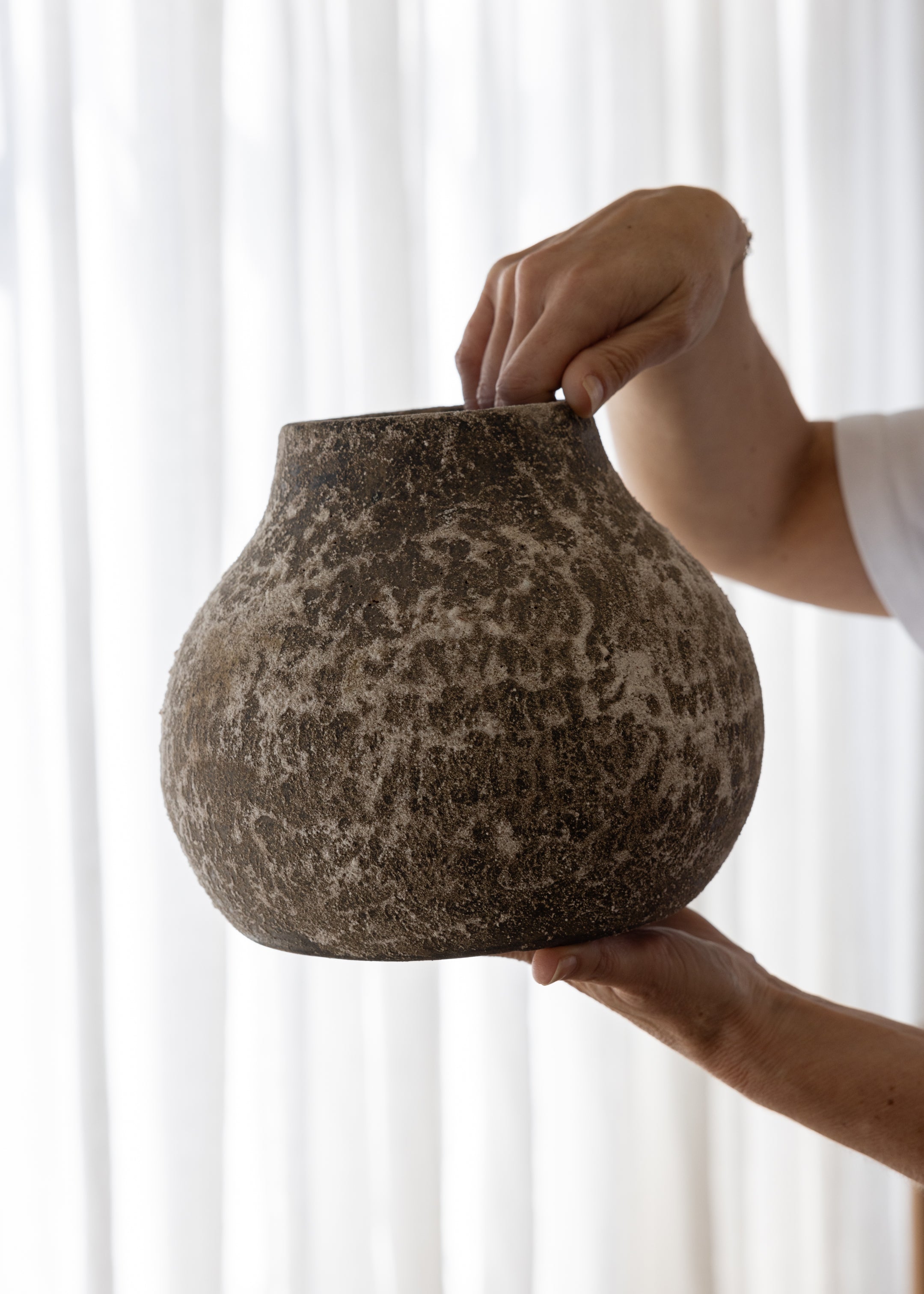 Earthenware Round Vessel / Aged Natural