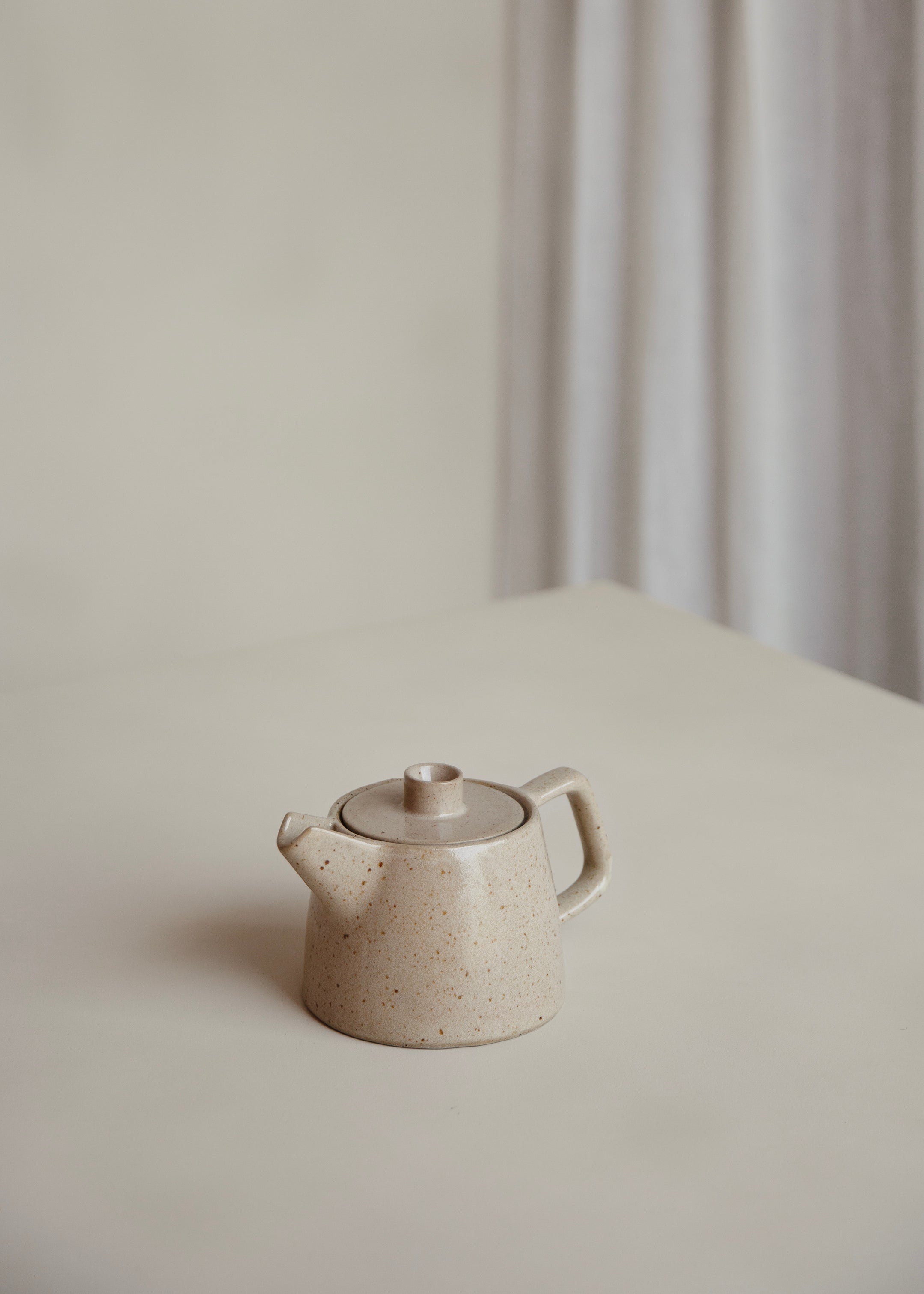 Ageng Tea Pot / Speckled Cream