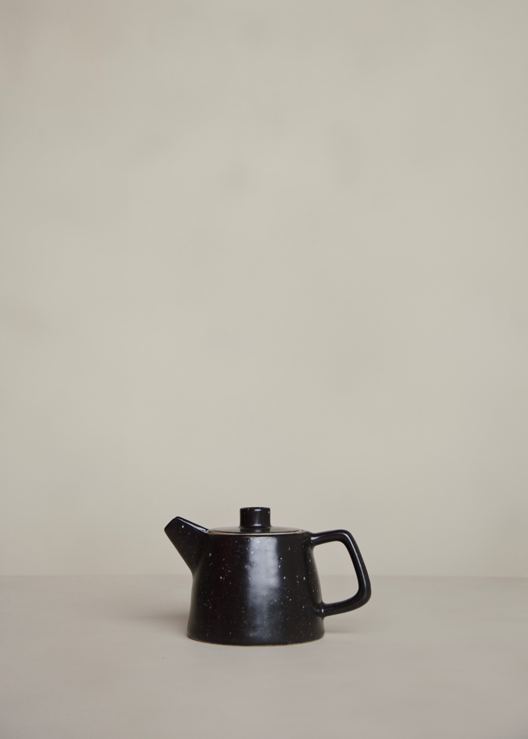 Ageng Tea Pot / Speckled Black