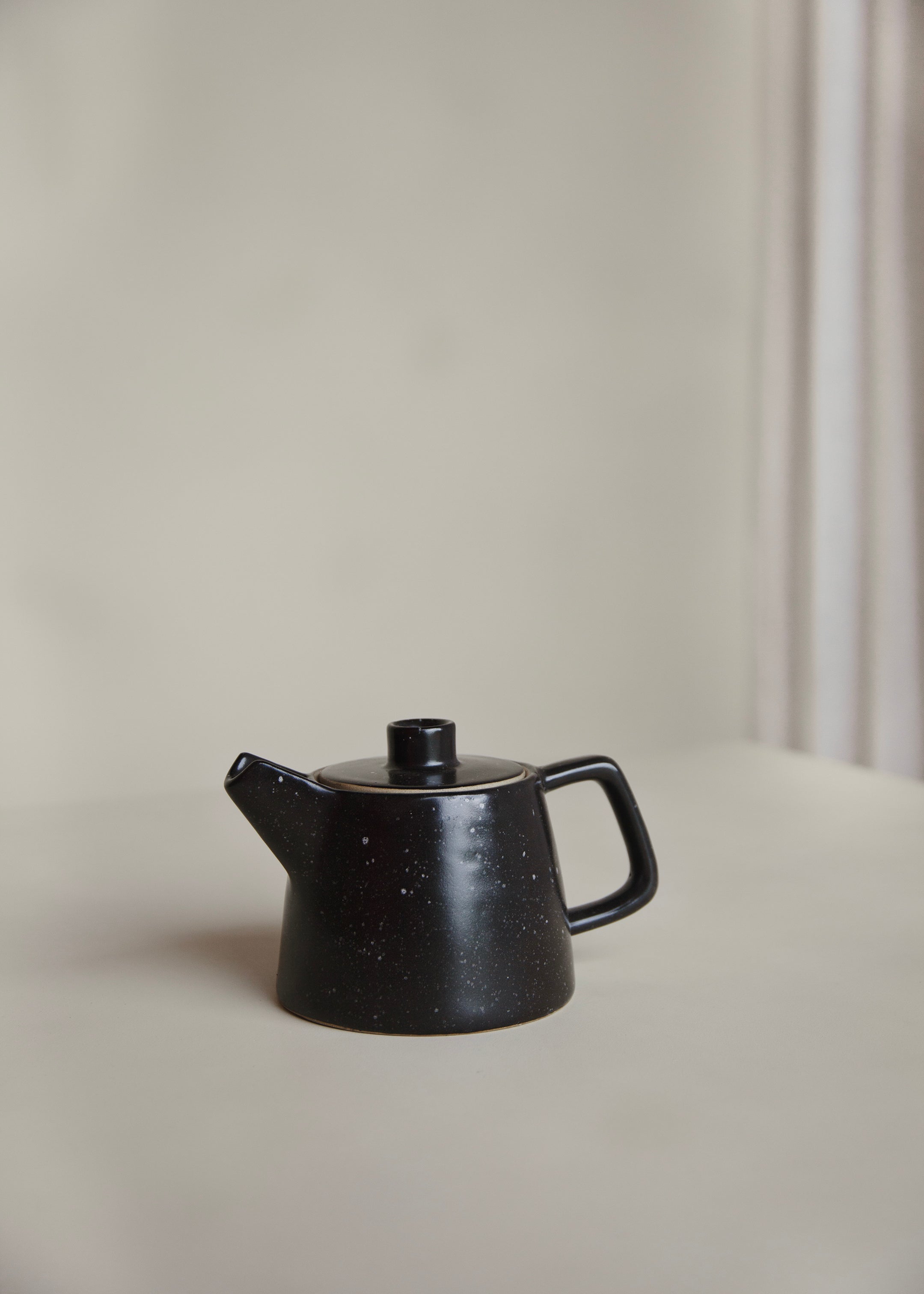 Ageng Tea Pot / Speckled Black