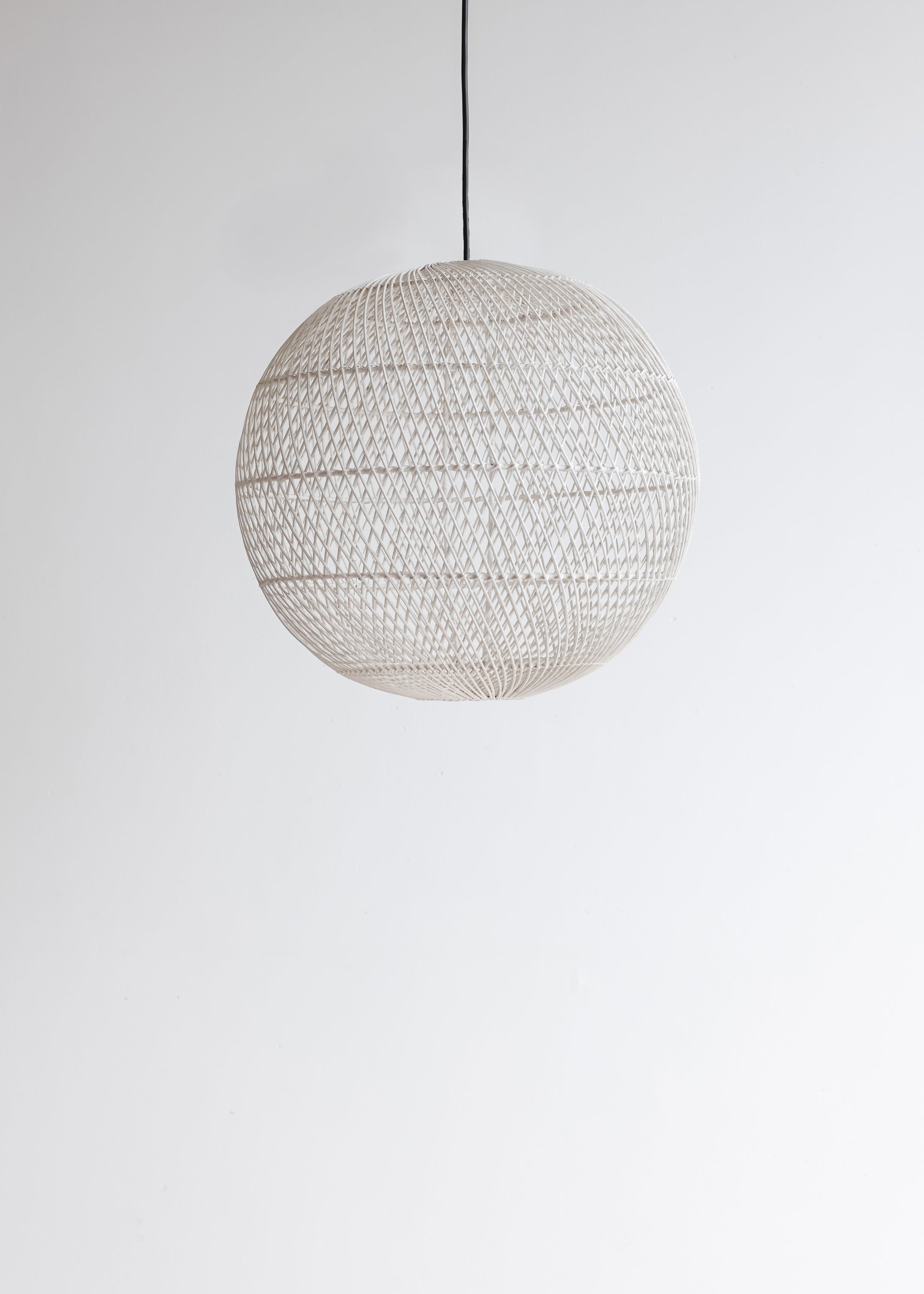 Globe Pendant / White