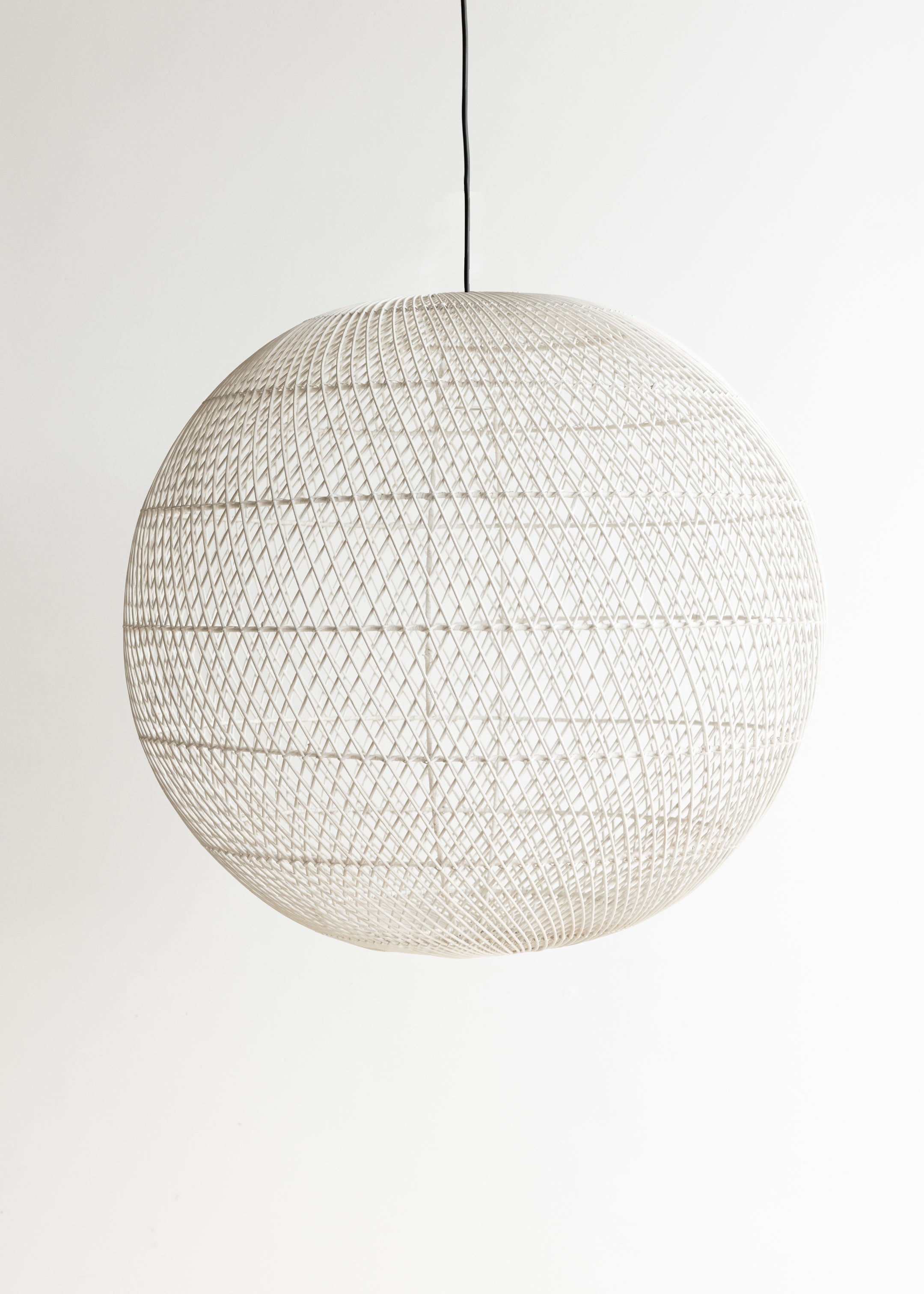 Globe Pendant / White