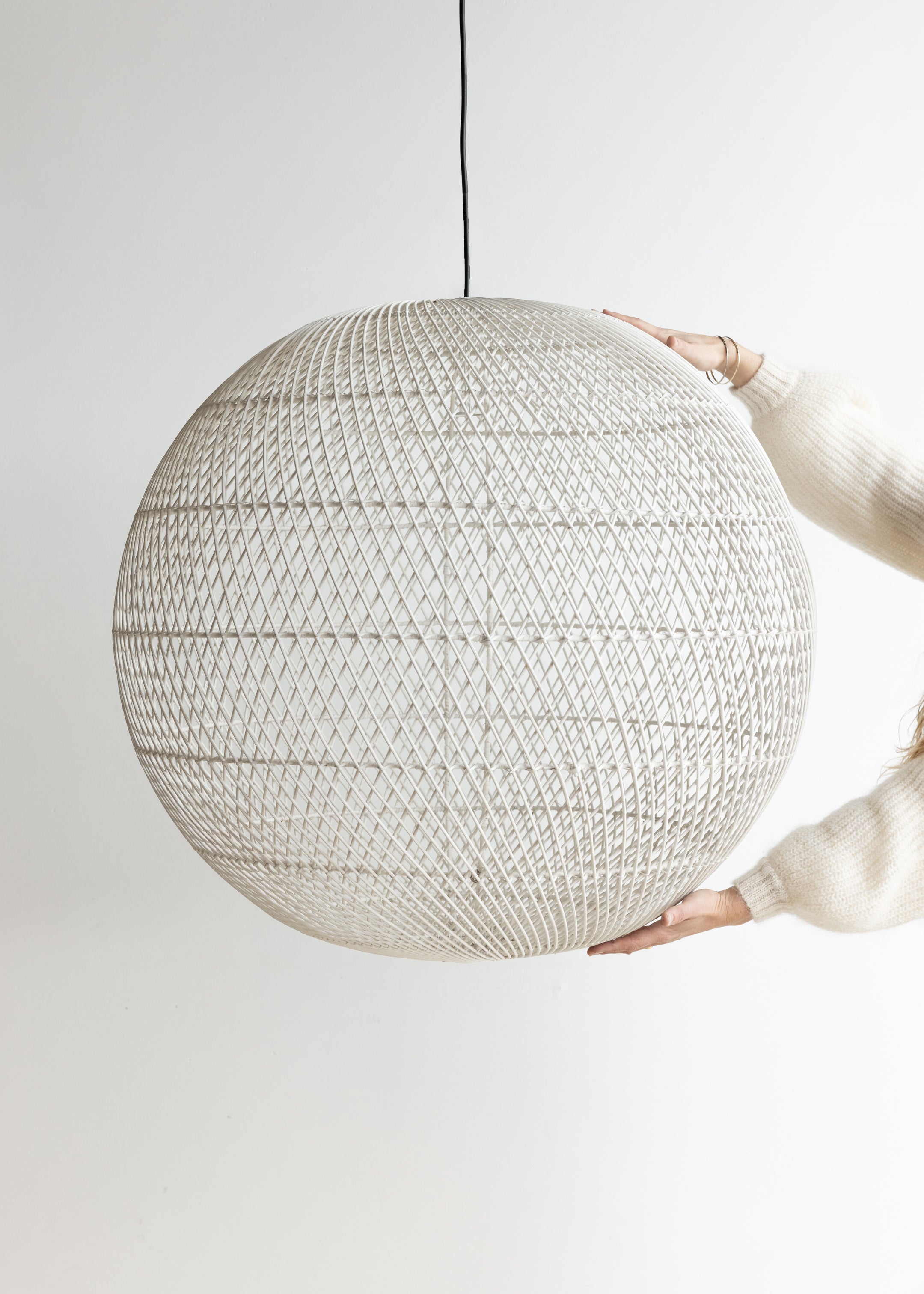 Globe Pendant / White