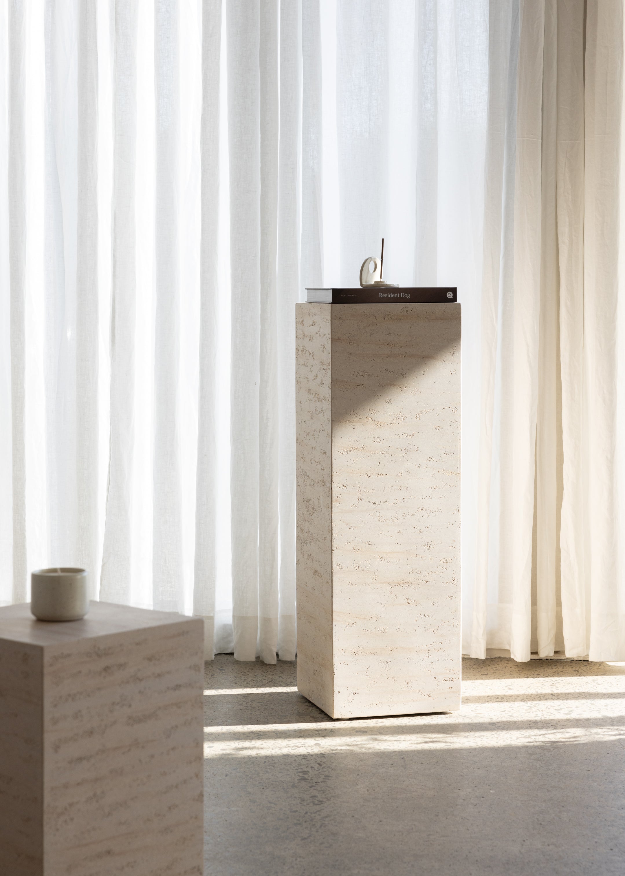 Mirra Plinth 30 x 90 / Travertine