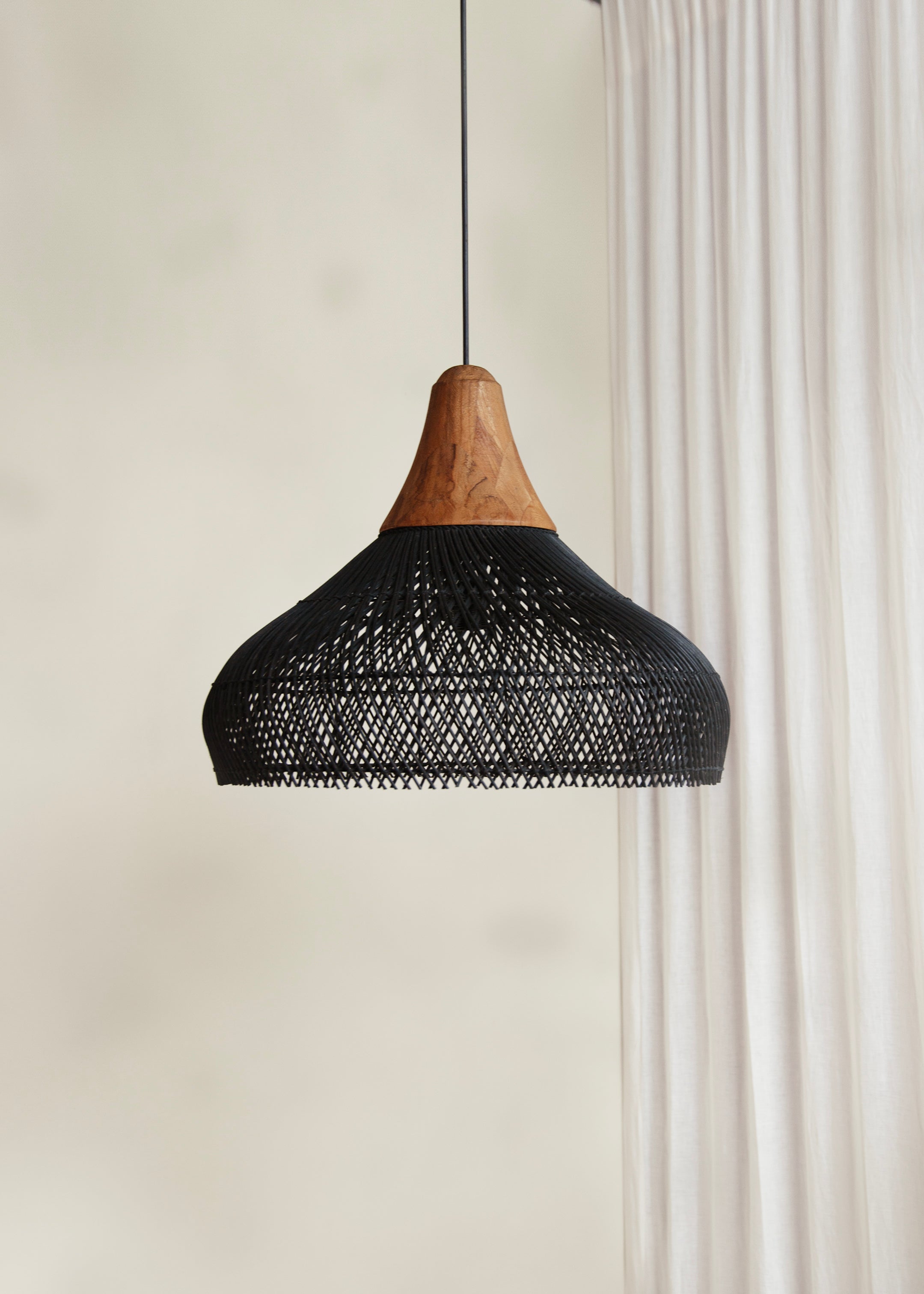 Lakey Pendant / Black