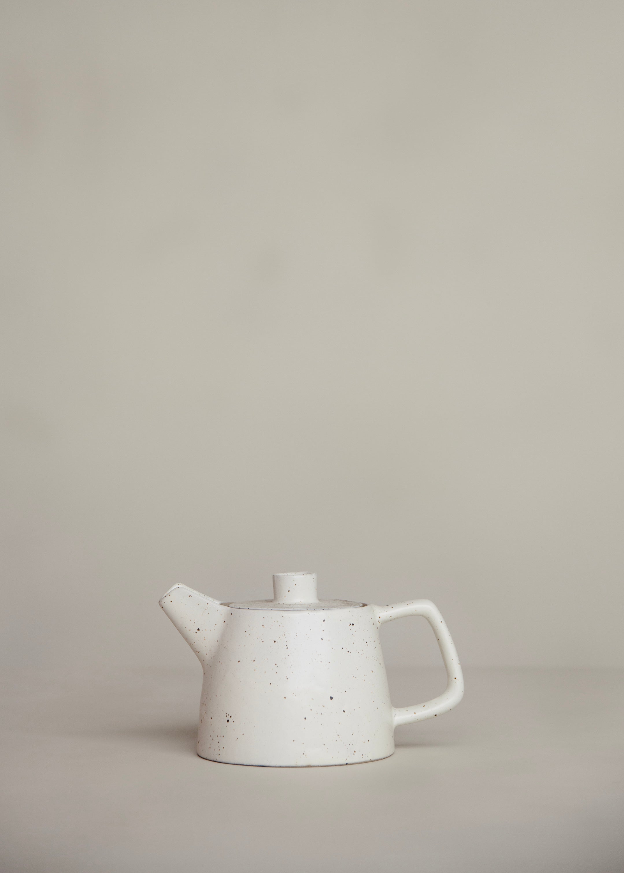 Ageng Tea Pot / Speckled White