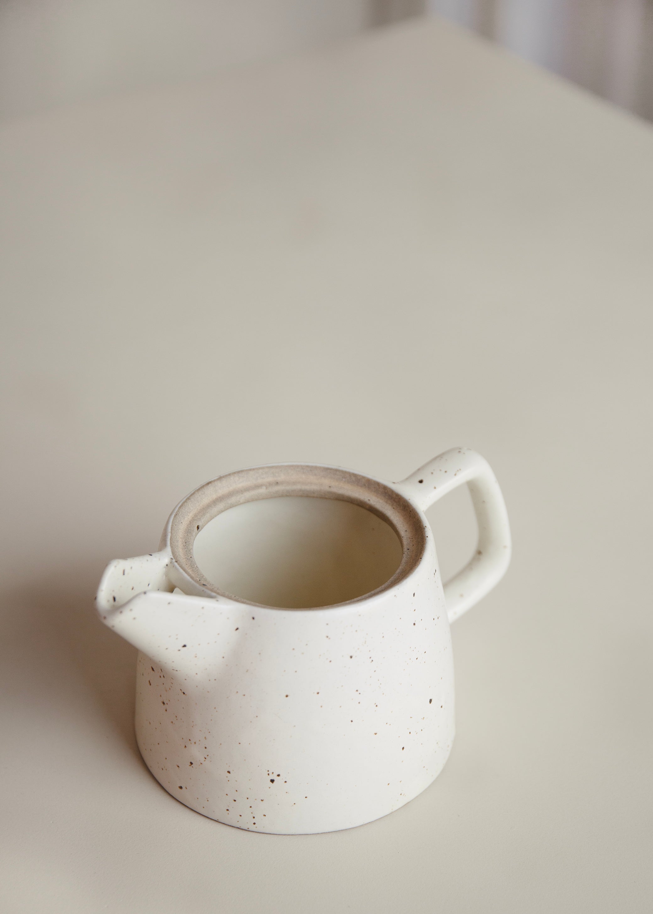 Ageng Tea Pot / Speckled White