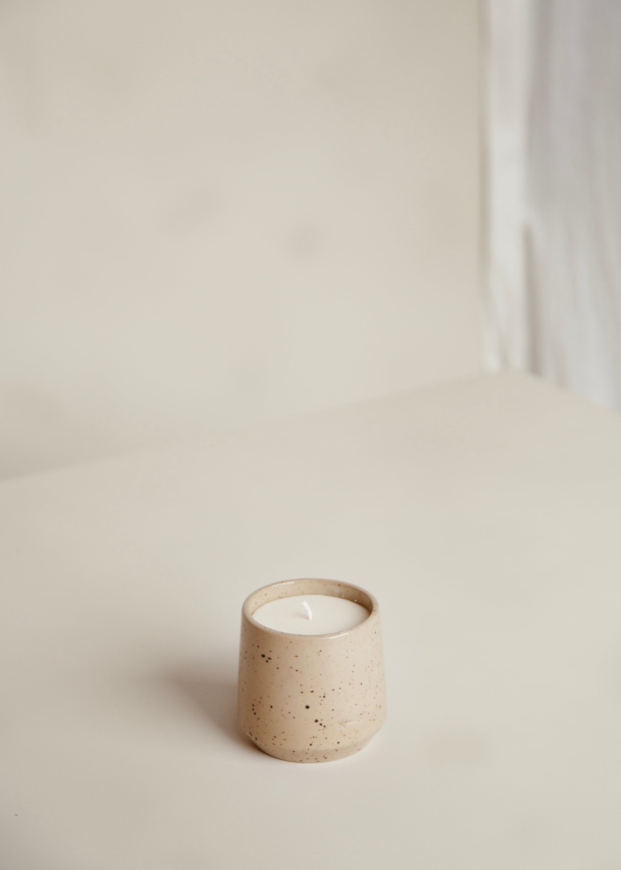 Hand-Poured Natural Wax Scented Candle 350 gr / Oud / Speckled Cream