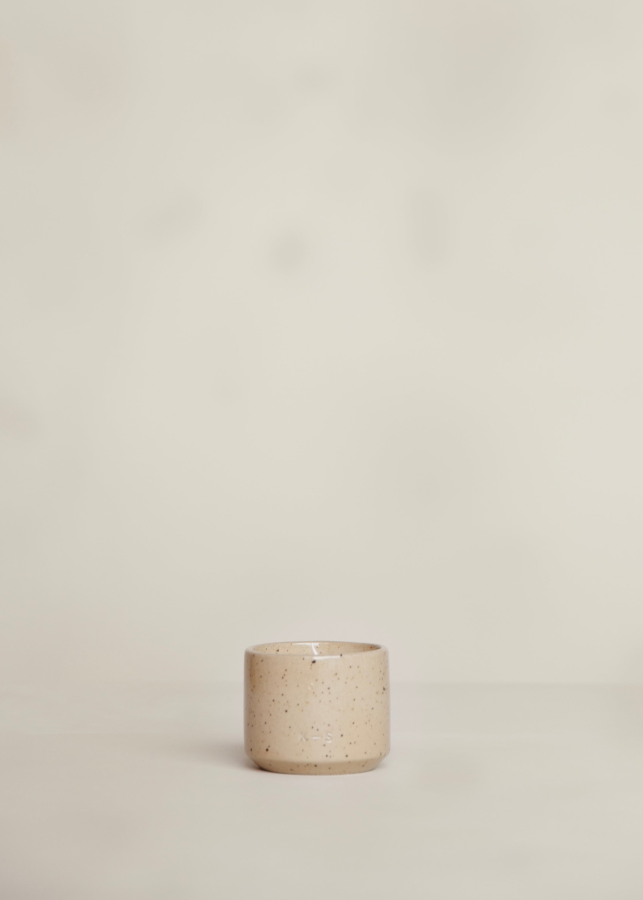 Hand-poured Natural Wax Scented Candle / Sandalwood / Speckled Cream