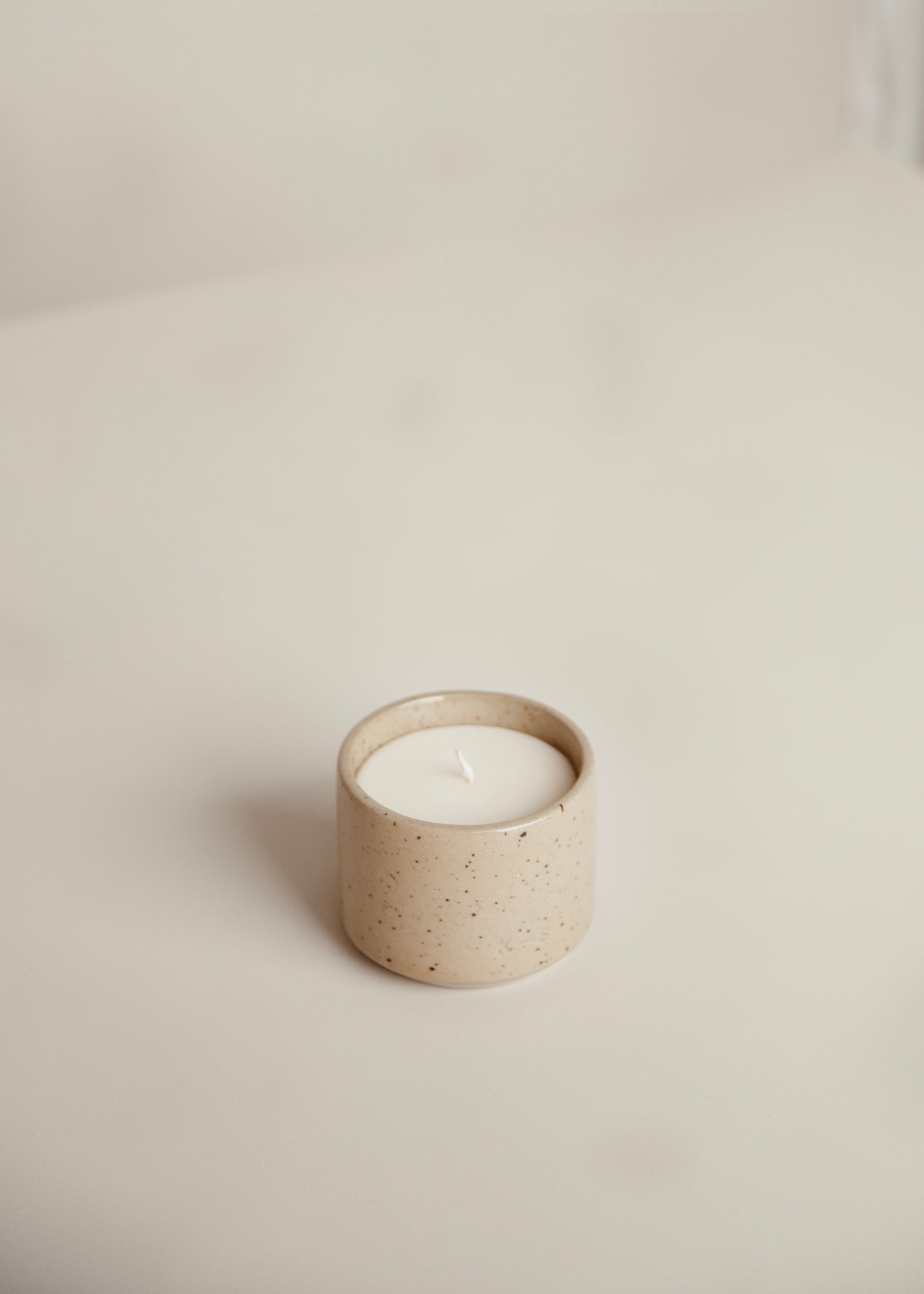 Hand-Poured Natural Wax Scented Candle 200 gr / Oud / Speckled Cream