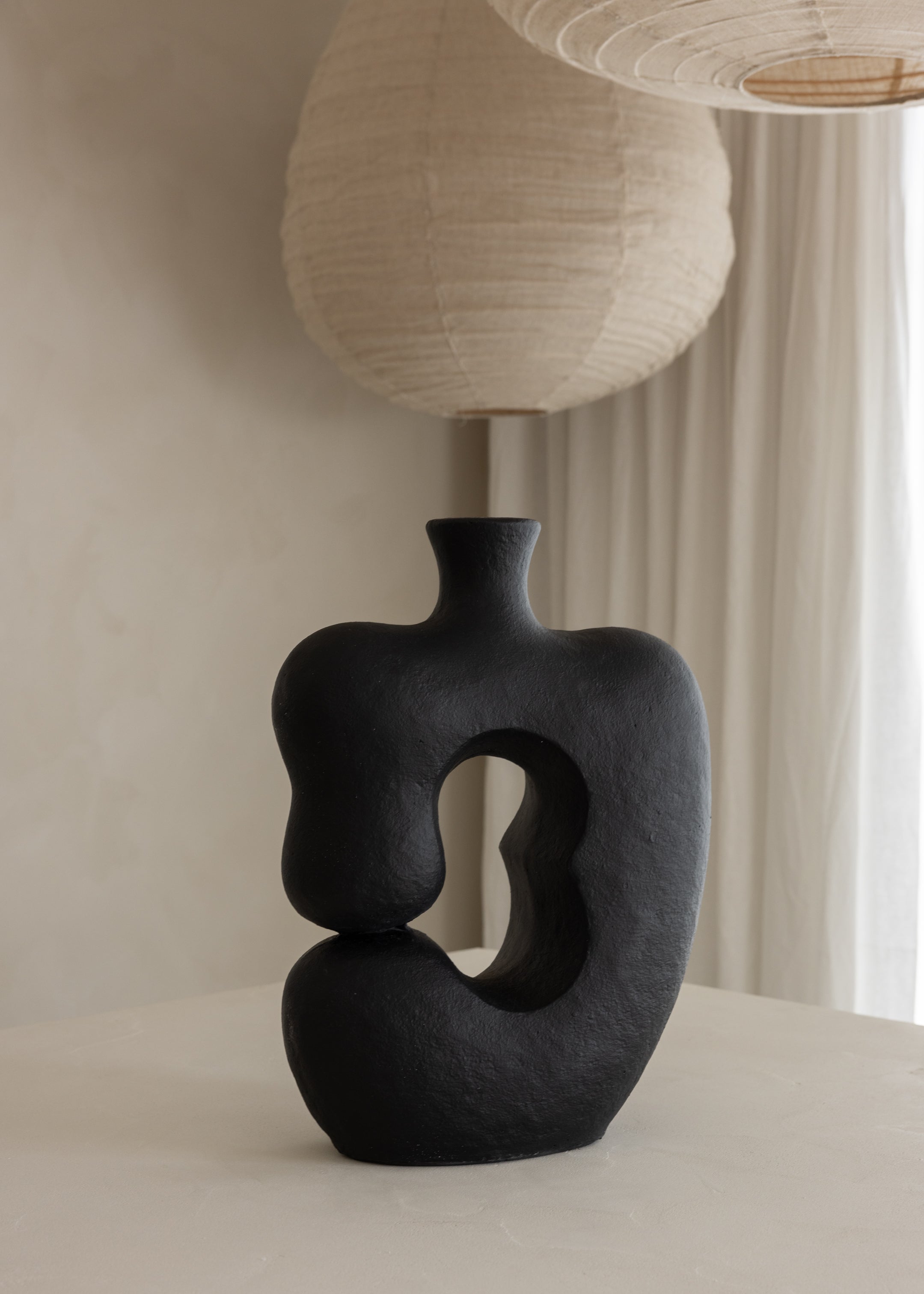 Olay Vase / Black