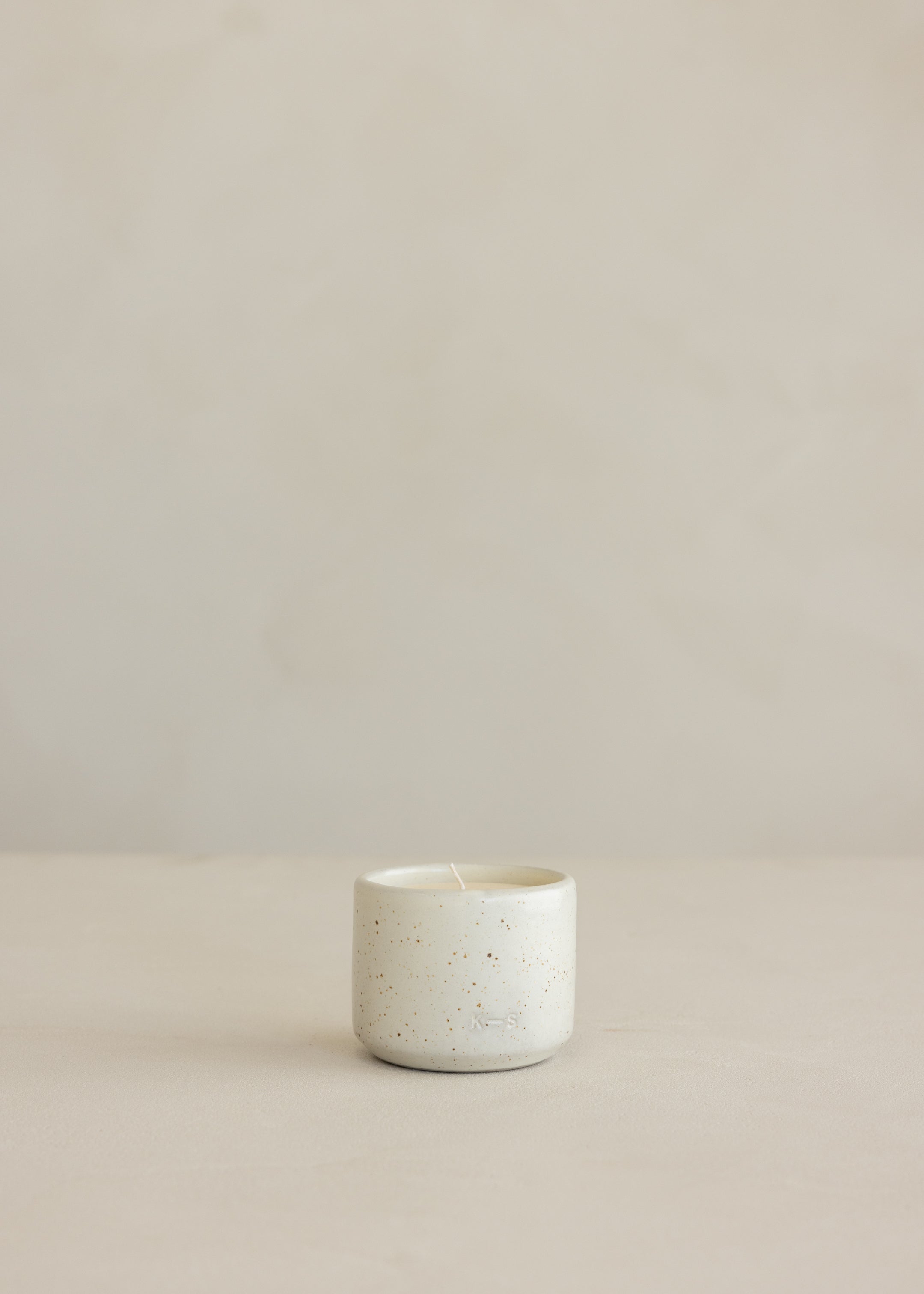 Hand-poured Natural Wax Scented Candle 200 gr / Oud / Speckled White