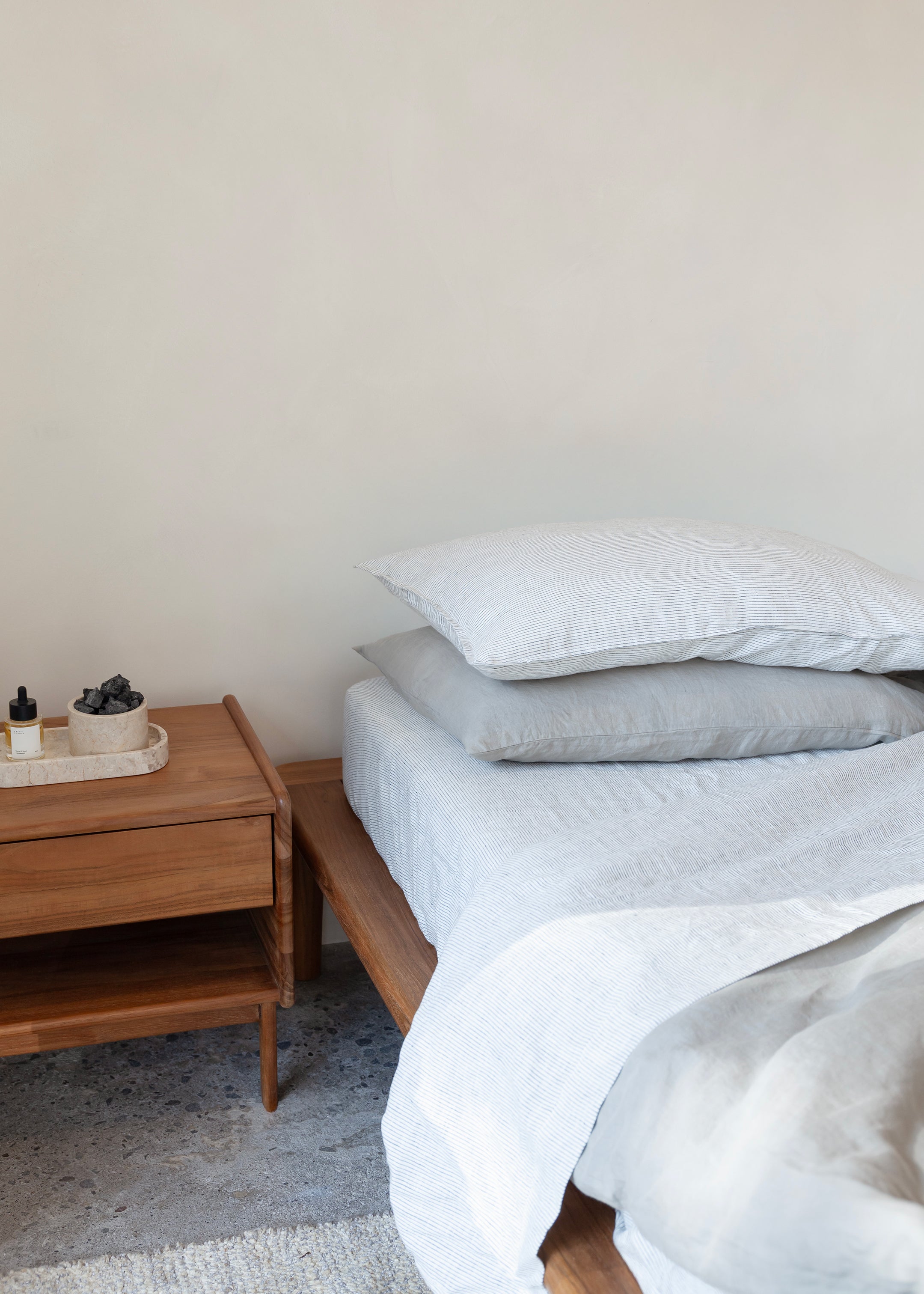 Noah Bed / Dark Teak