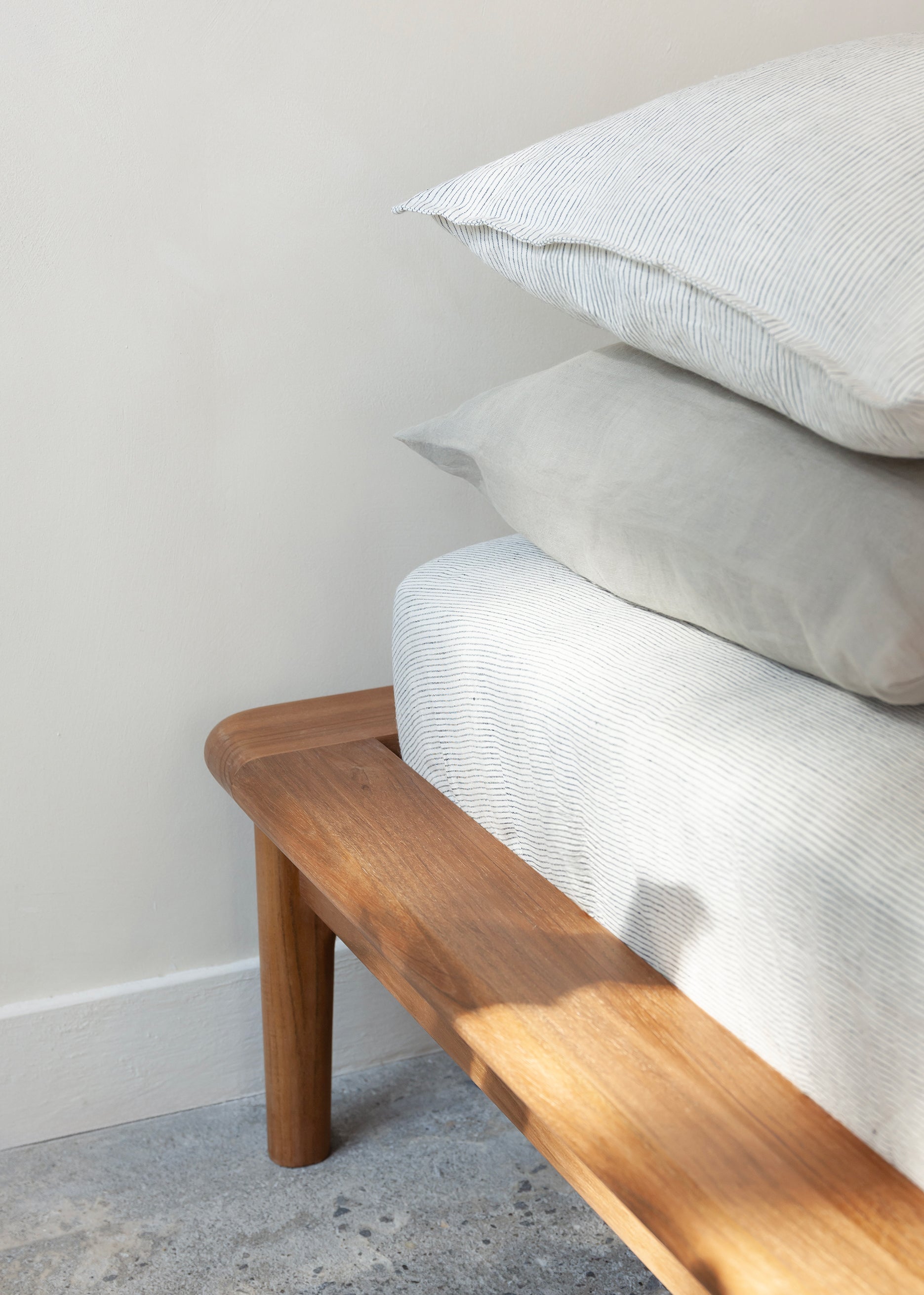 Noah Bed / Dark Teak