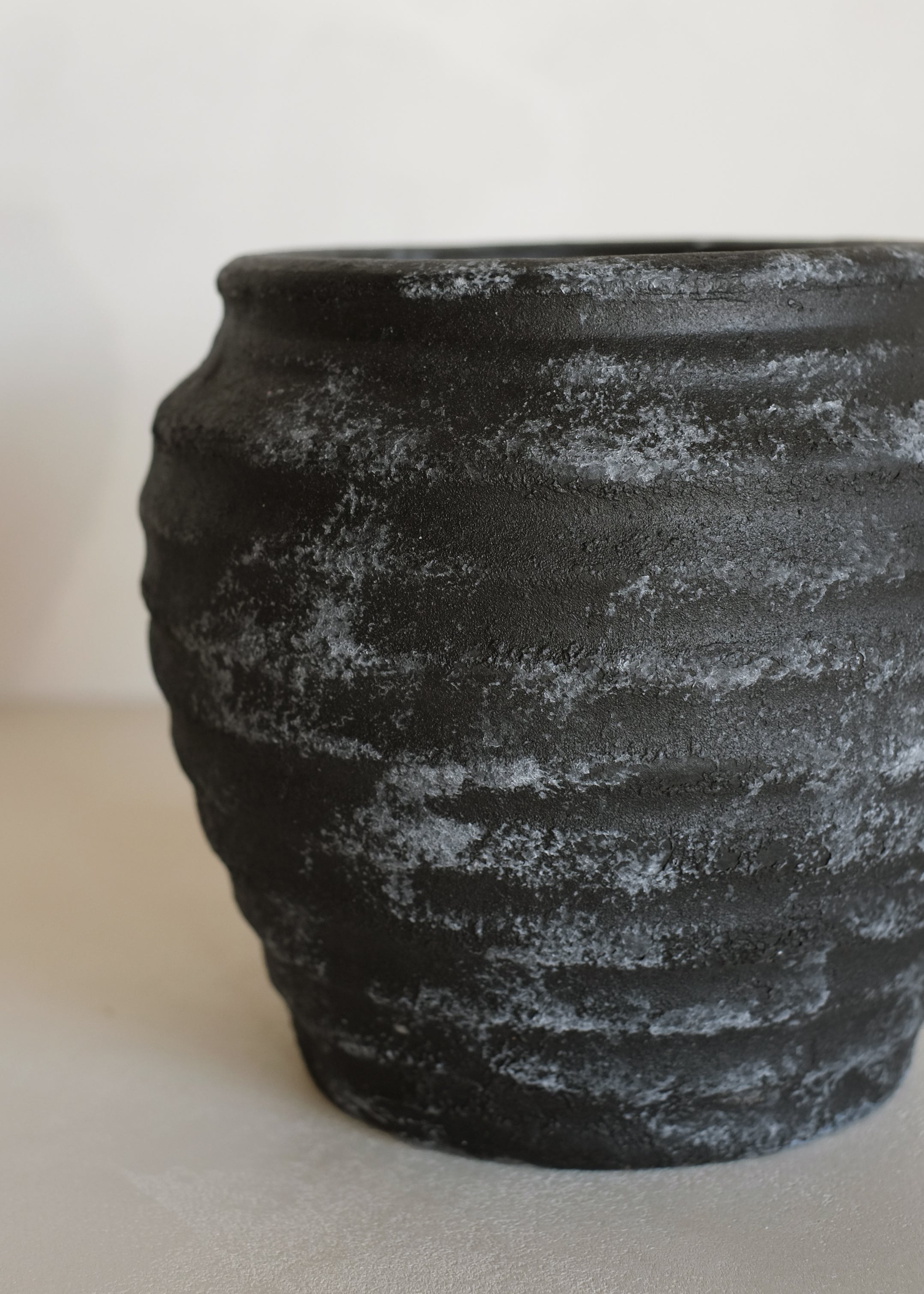 Nemu Antique Vase / Black