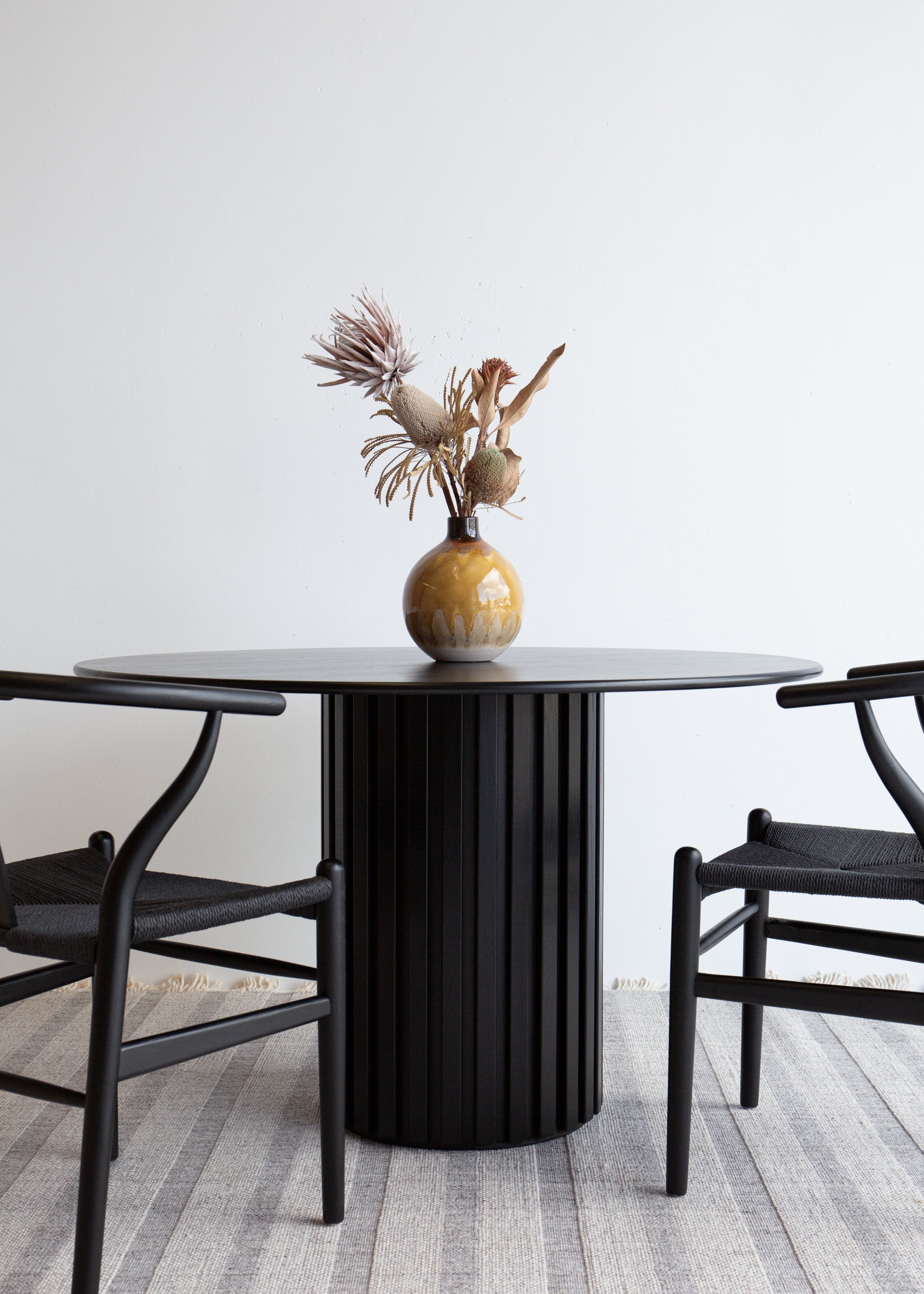 Sophie Round Dining Table / Black